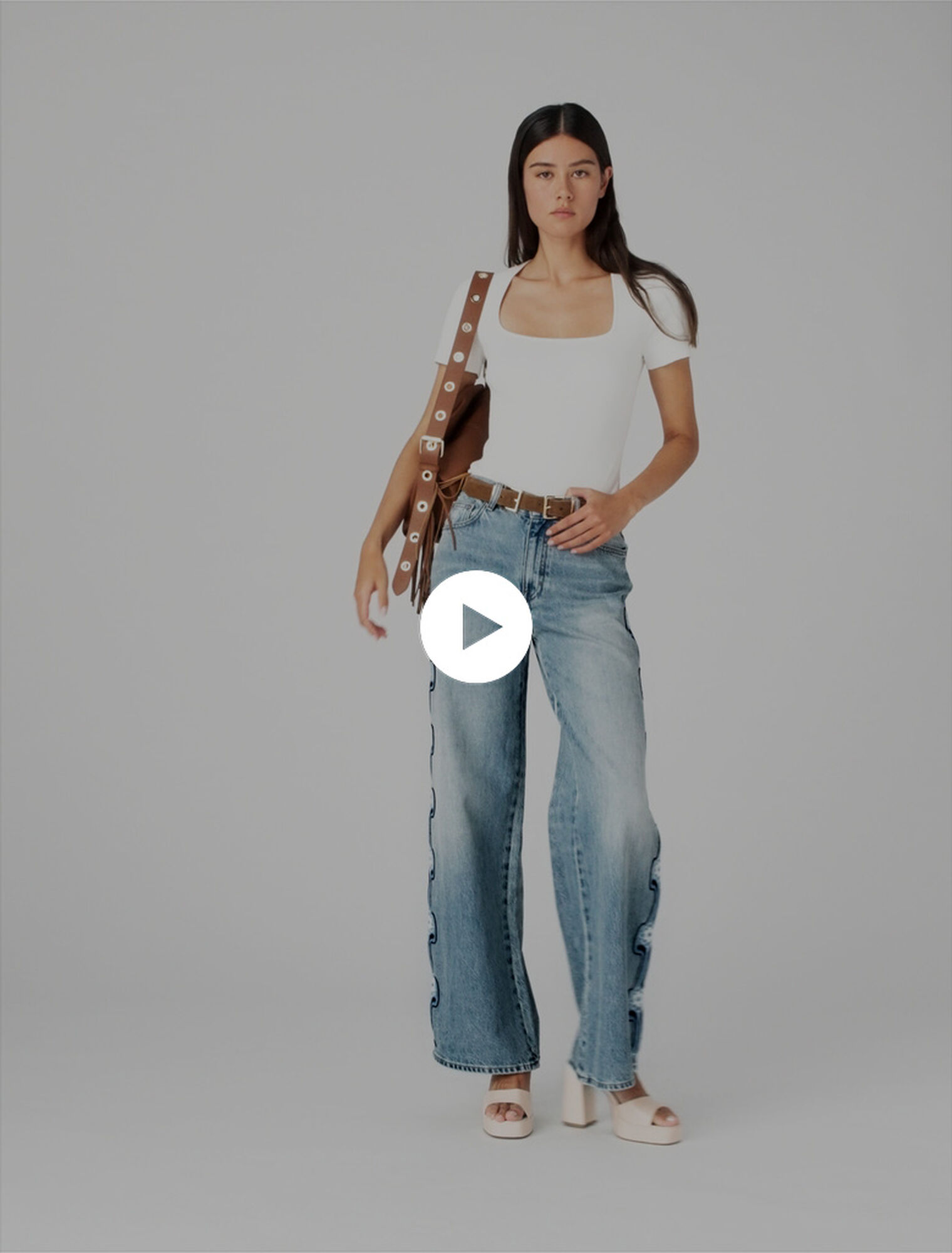 Weite Jeans mit Blumenstickerei