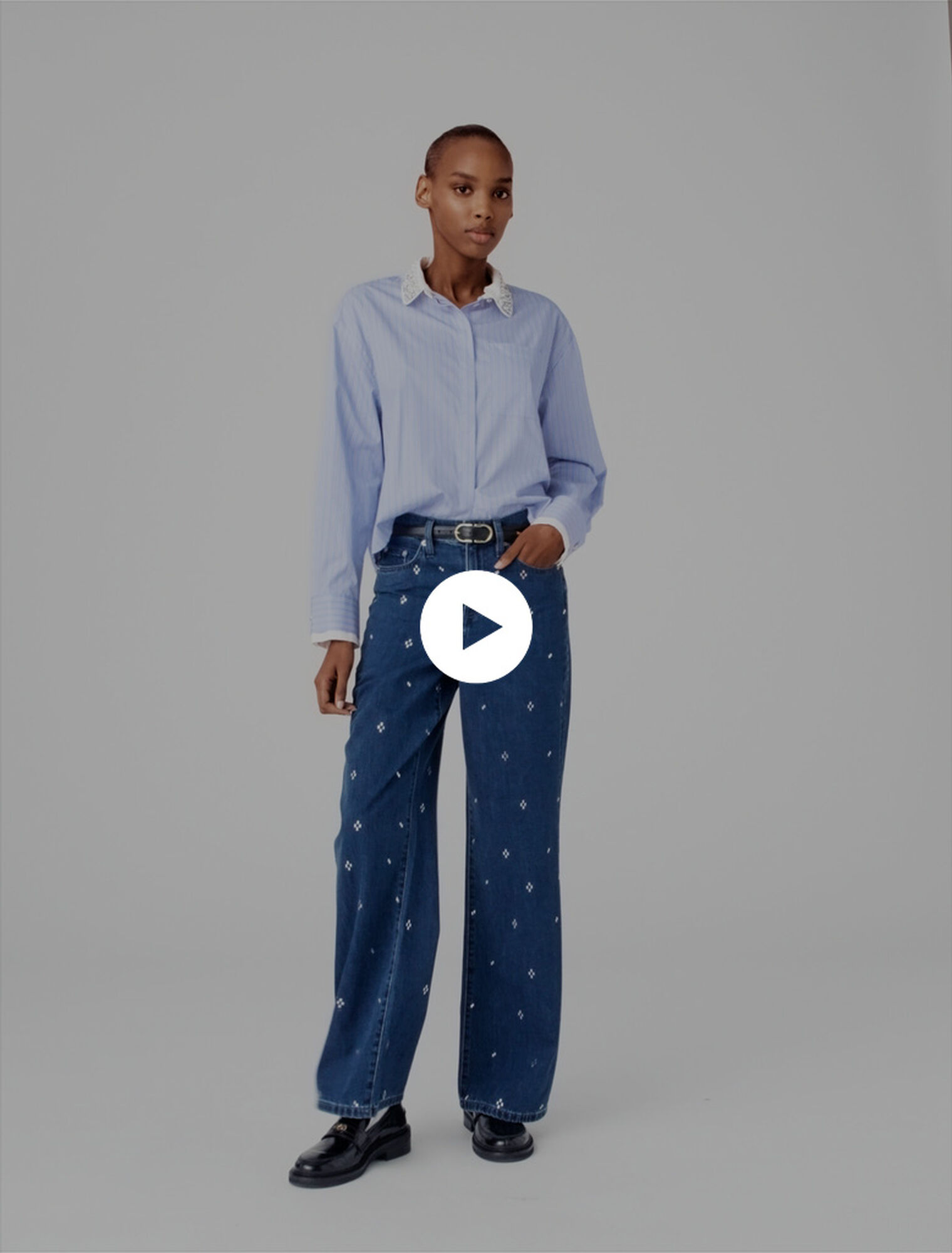Weite Jeans mit Strasssteinen