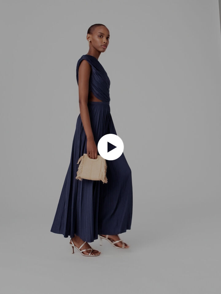 Langes asymmetrisches Plisseekleid