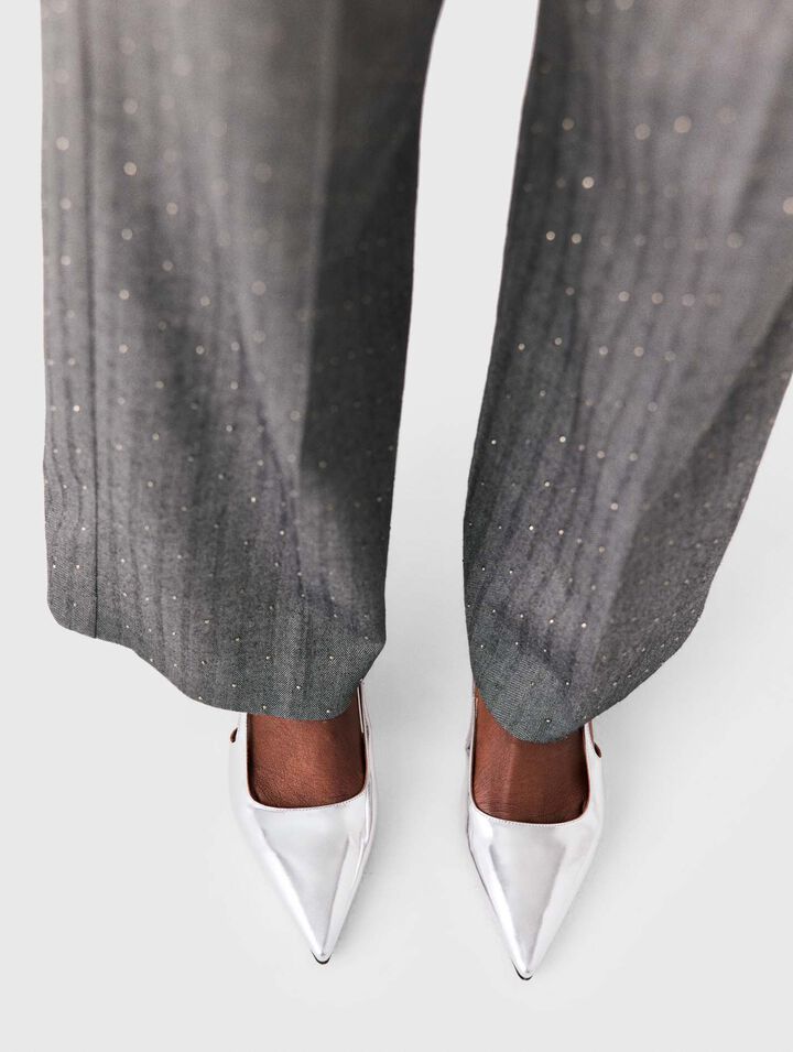 Silberne Lederpumps mit Riemen