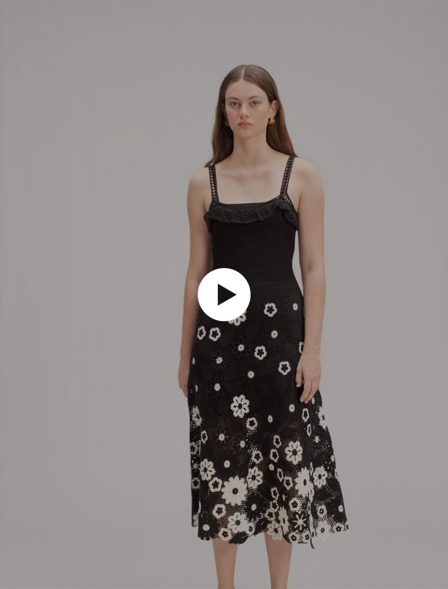 Langes Häkelkleid mit Blumenmuster