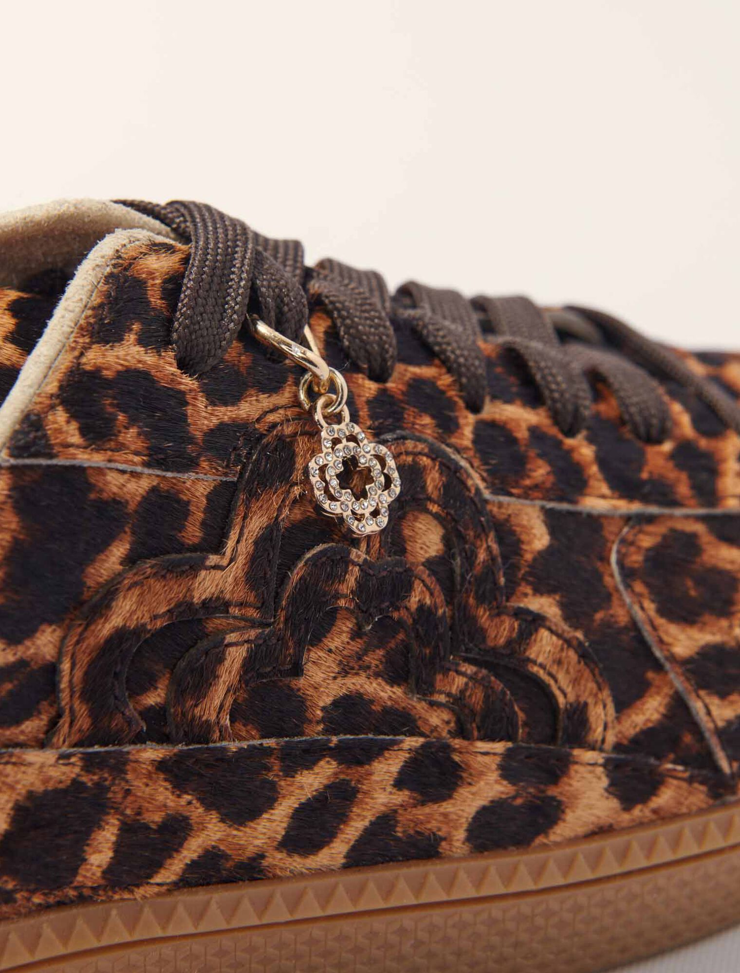 Lederturnschuhe mit Leopardenoptik