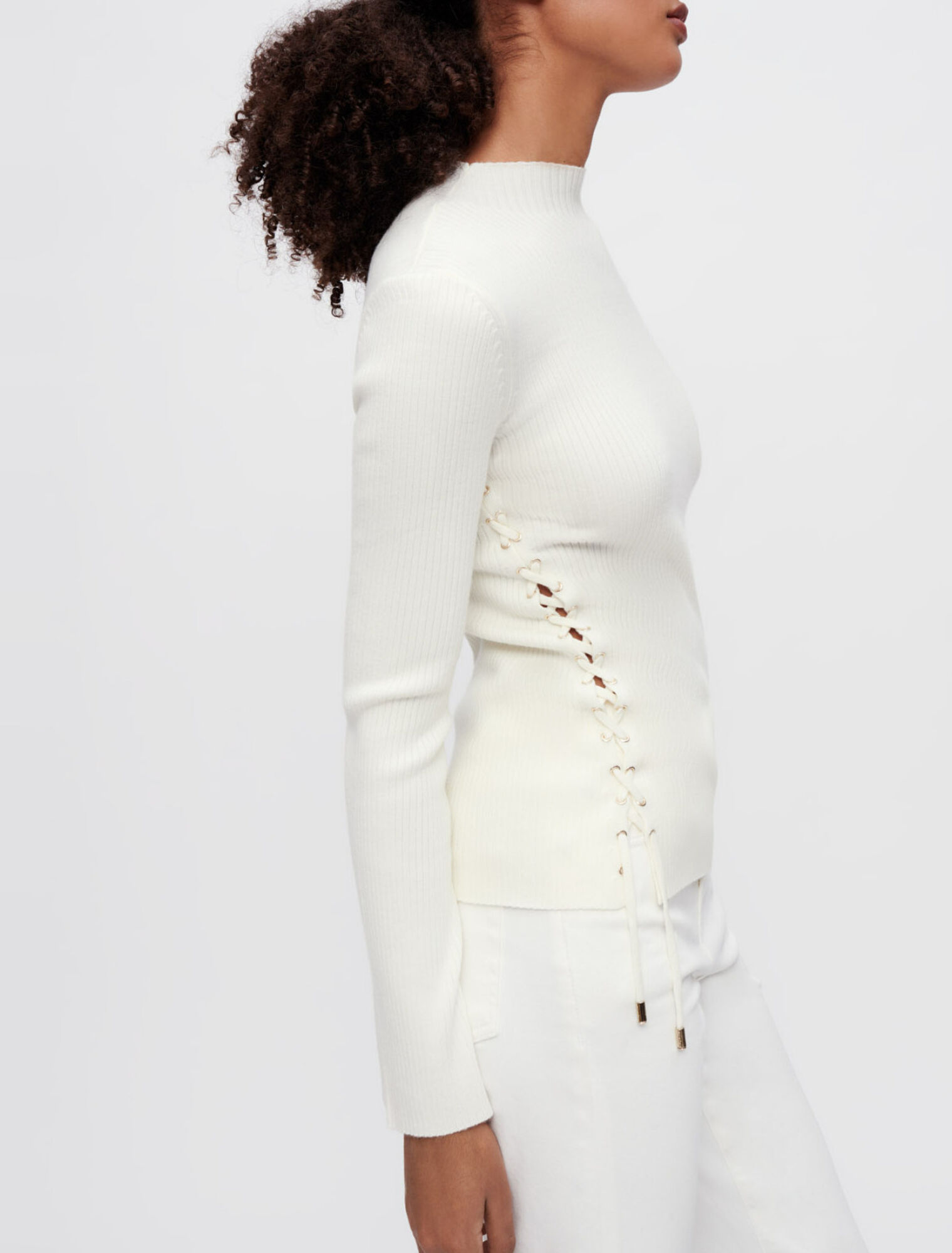 Gerippter Pullover, Metallösen in Gold