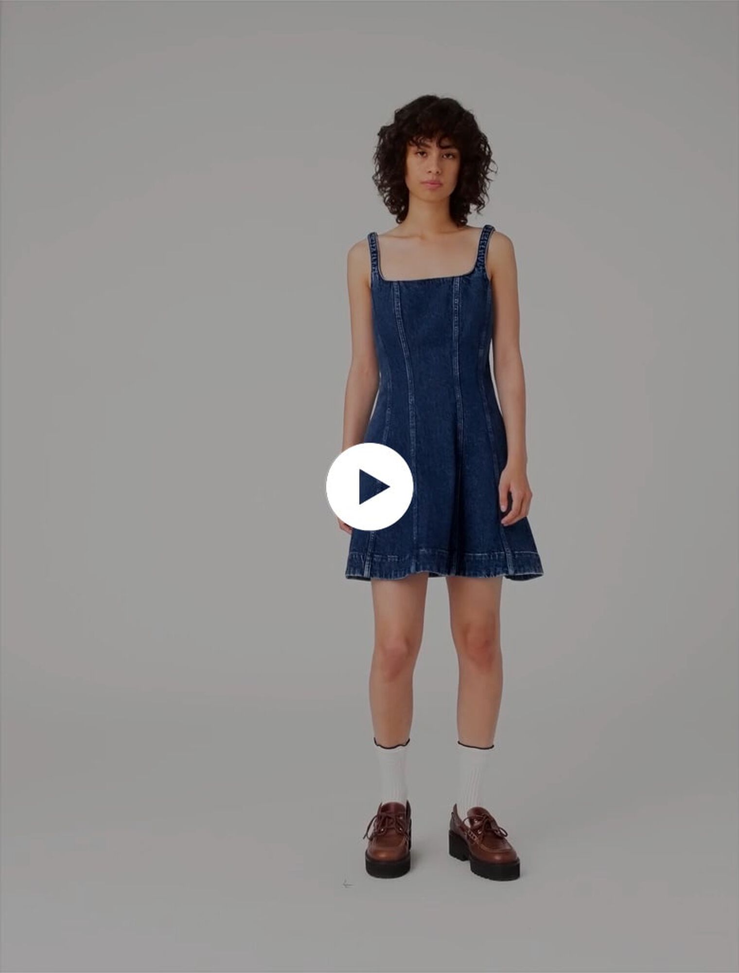 Kurzes Babydoll-Kleid aus Denim