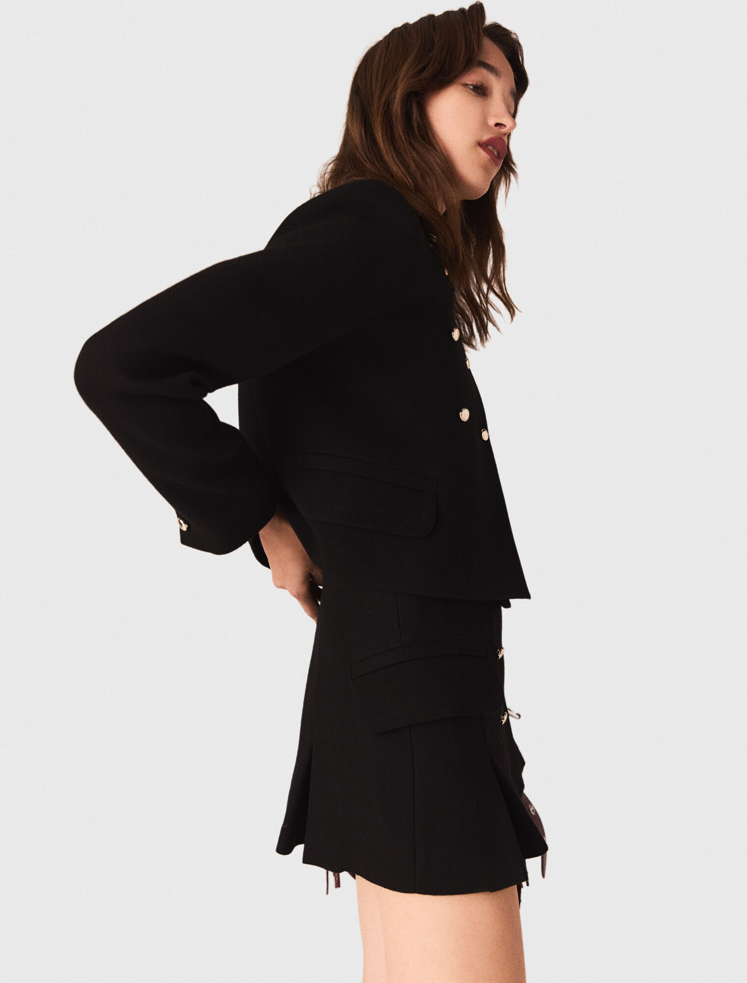 Kurze Jacke mit goldenen Knöpfen