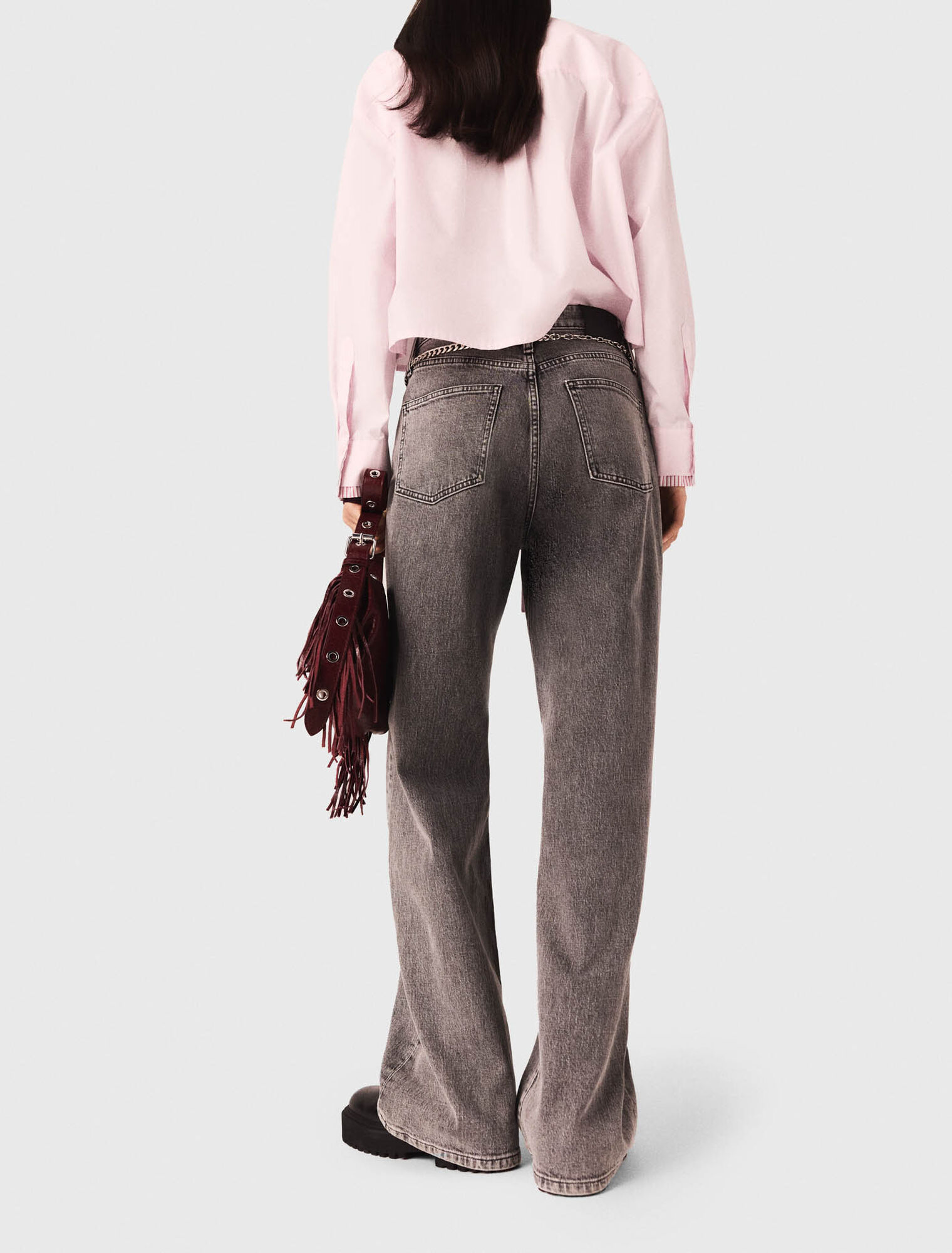 Weite Jeans mit Kettengürtel