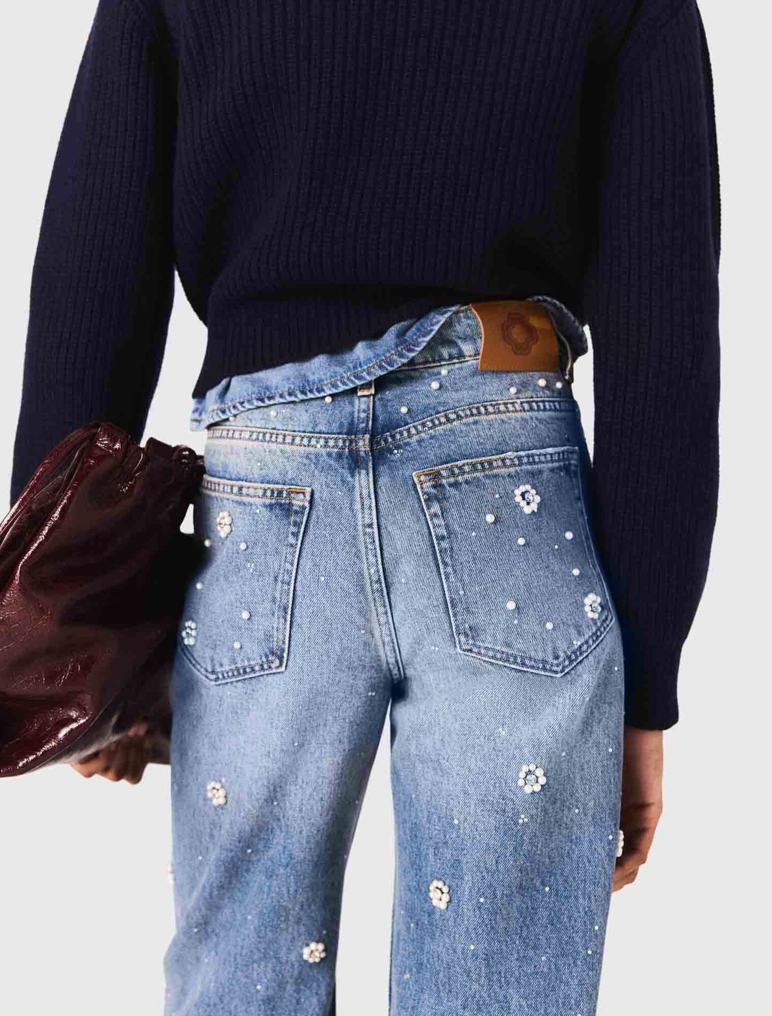 Weite Jeans mit Stickereien