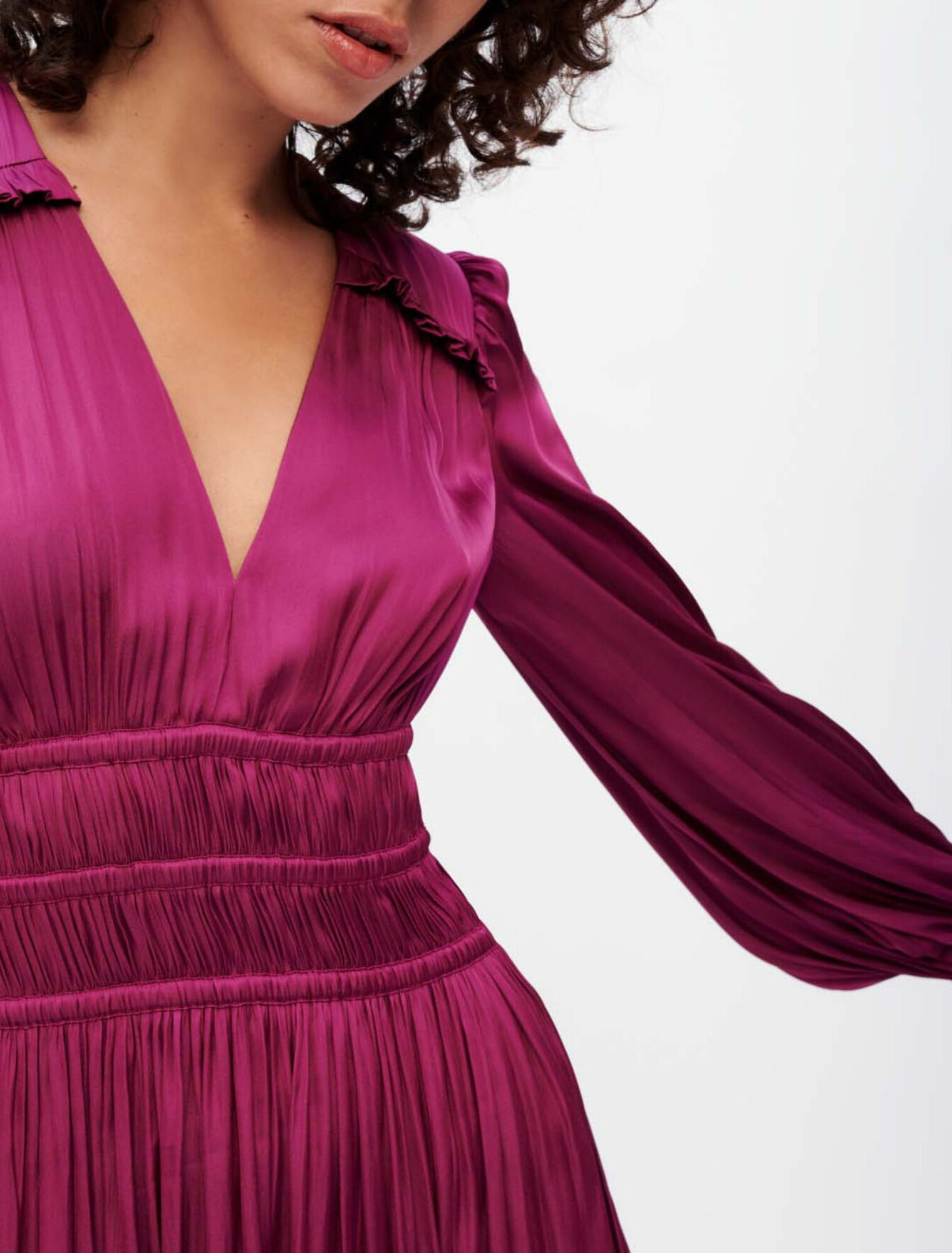 Kleid aus fließendem Satin