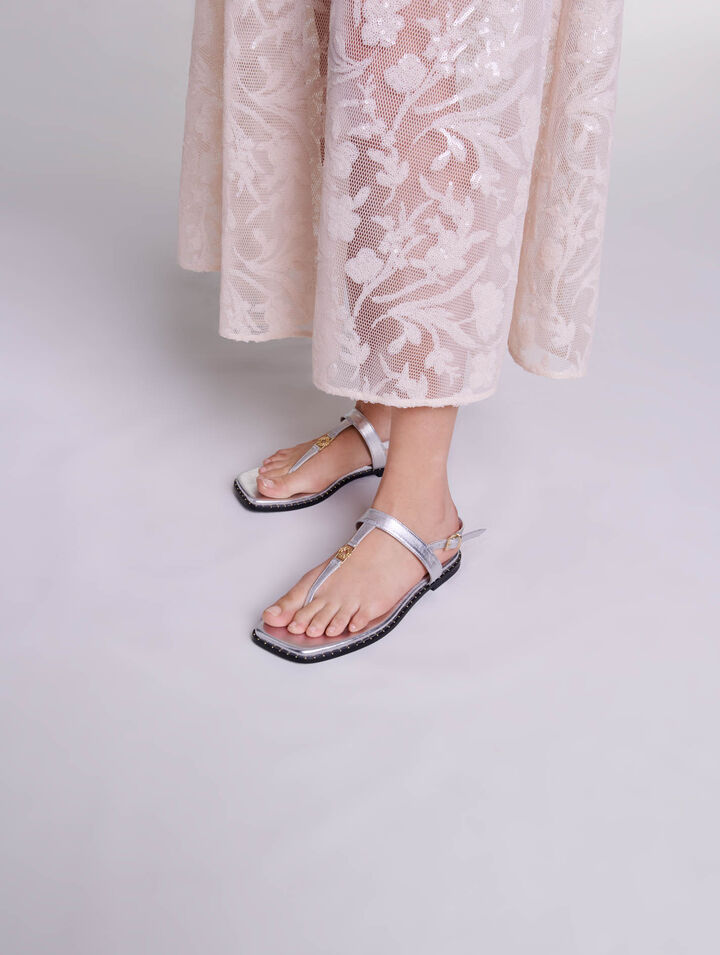Silberne Ledersandalen mit Riemen