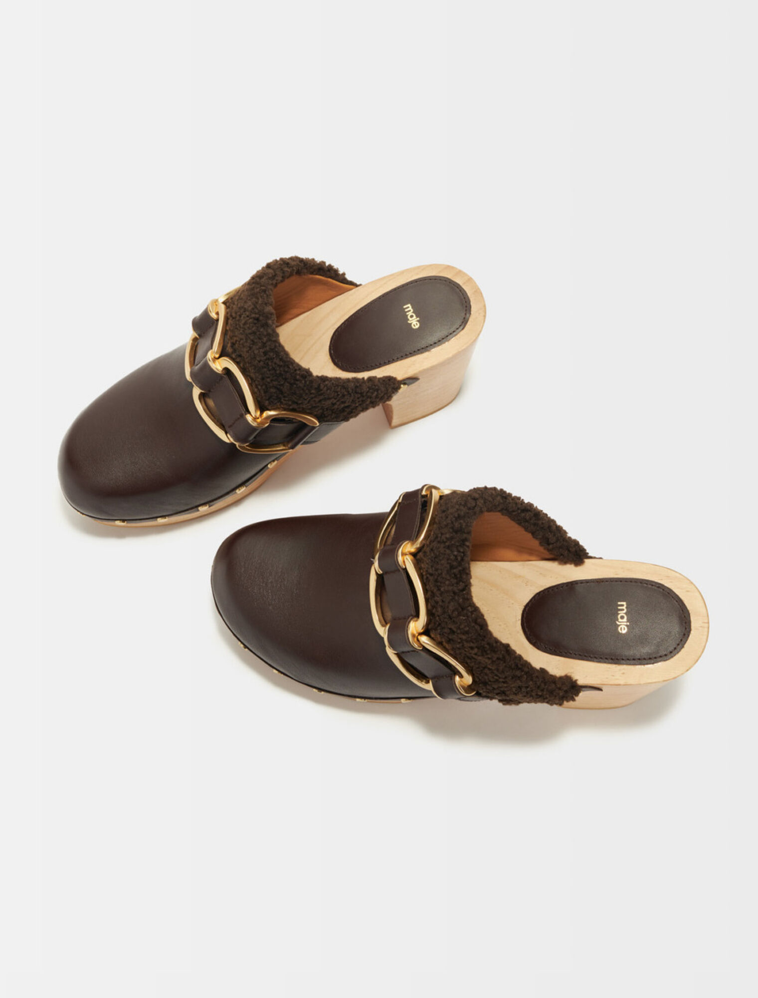 Clogs mit Absätzen und Kettenverzi