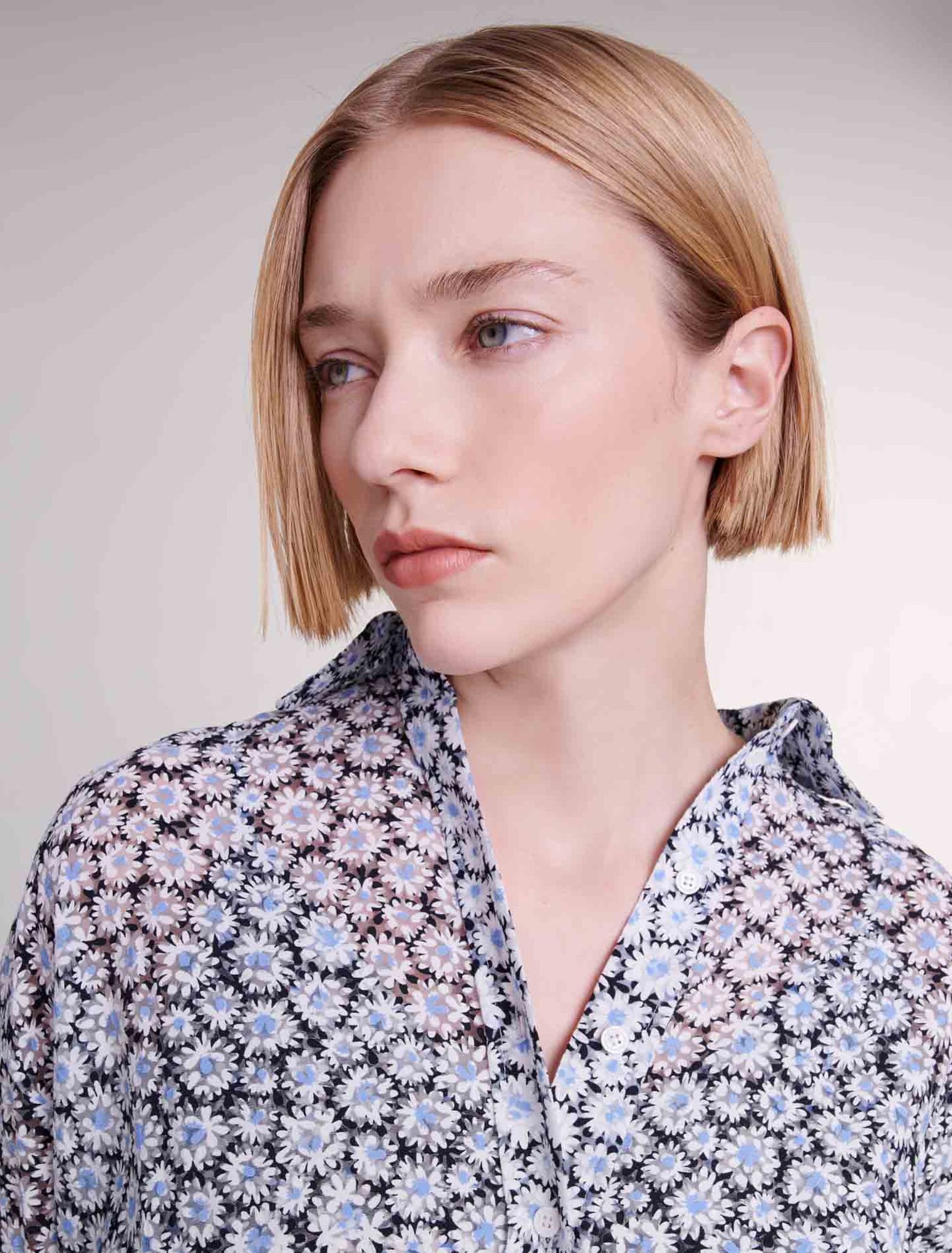 Kurzes Kleid mit Blumen