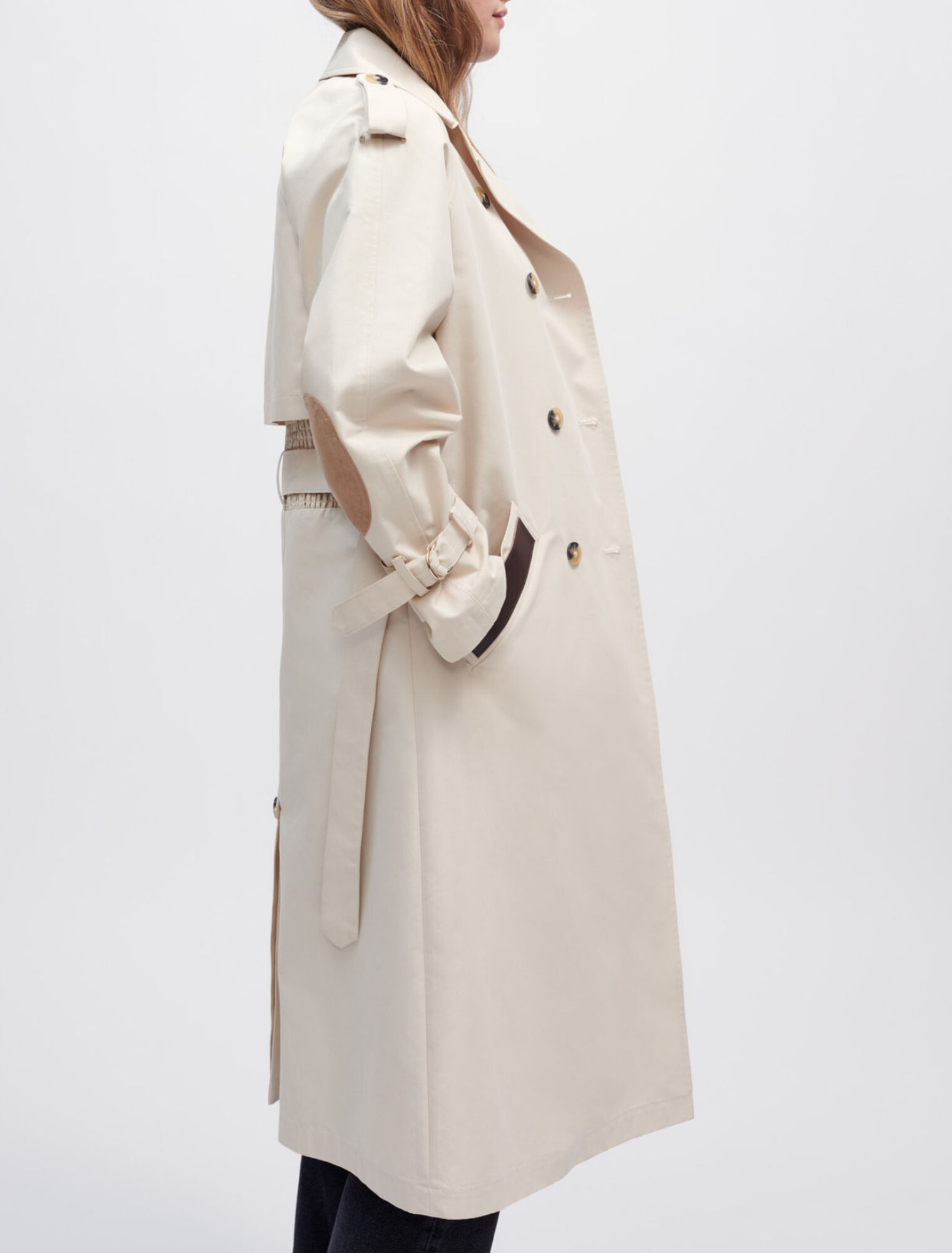 Im Rücken gesmokter Trenchcoat