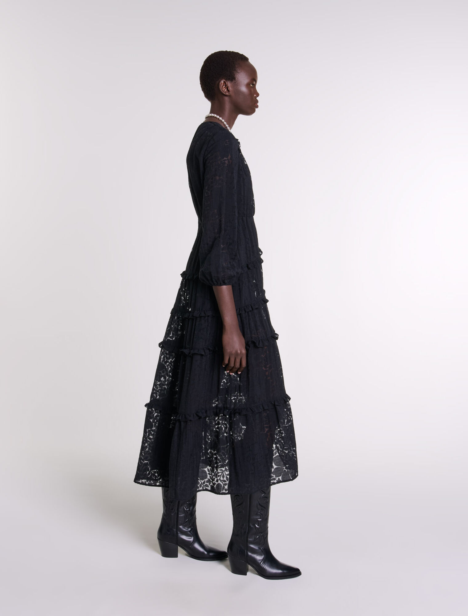 Langes Rüschenkleid mit Muster