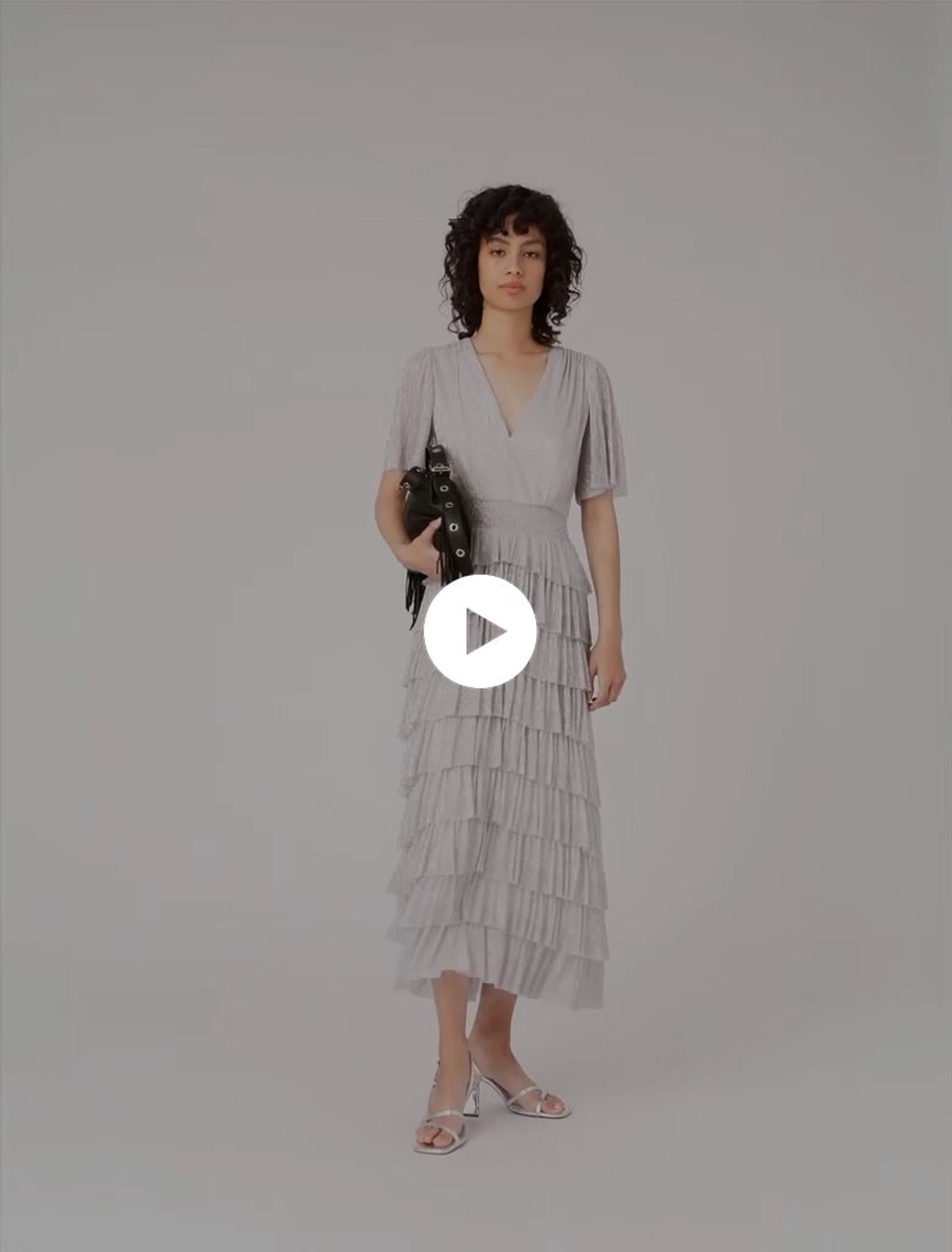 Metallisiertes Kleid mit Rüschen