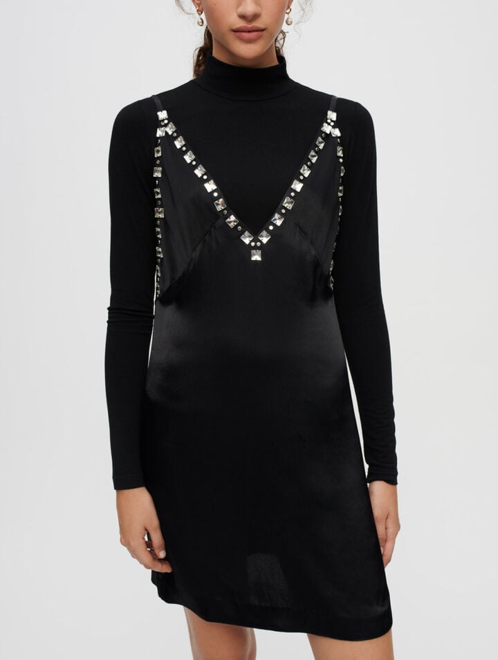 Schwarzes Satin-Kleid mit Schmuckträgern
