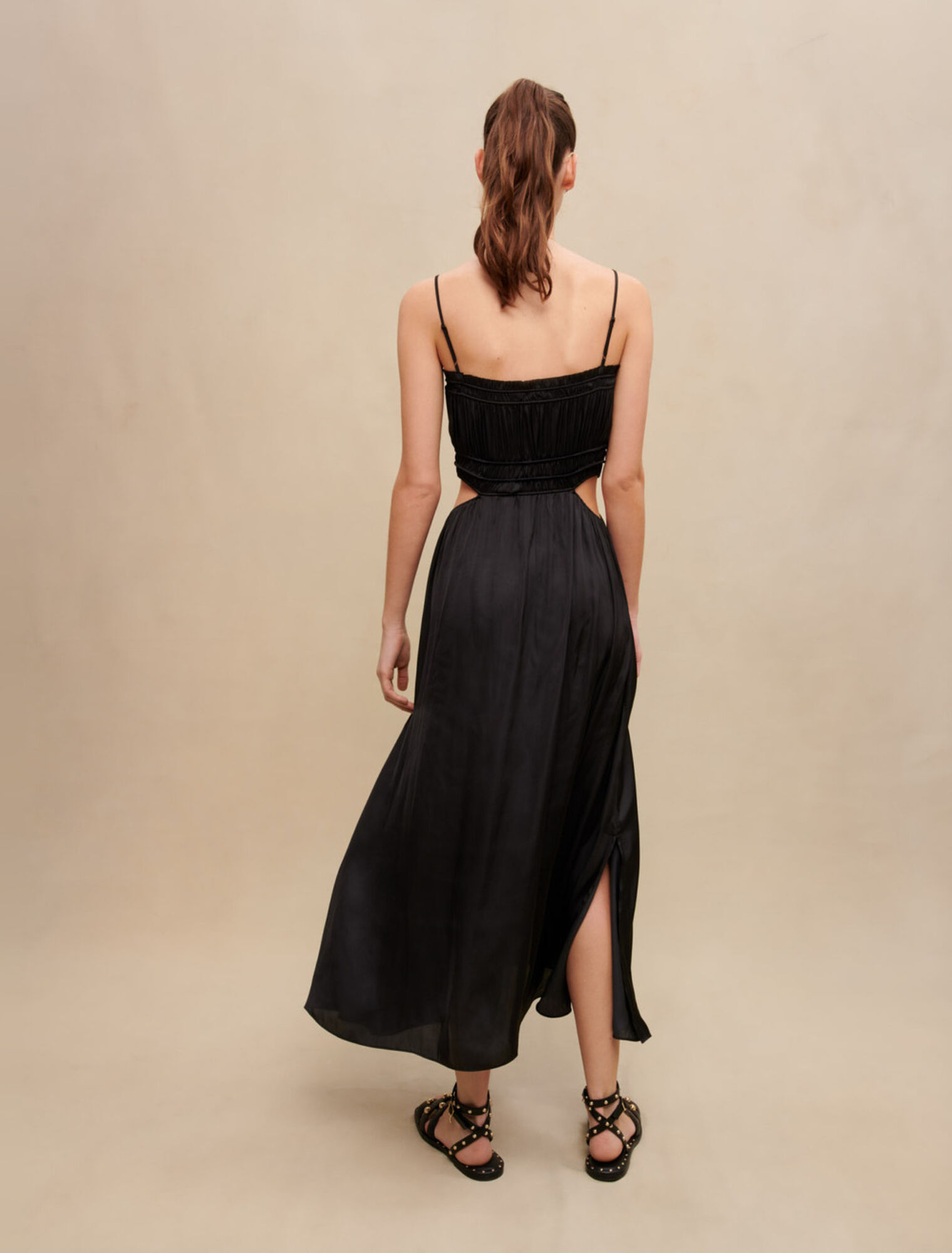 Langes satiniertes Kleid