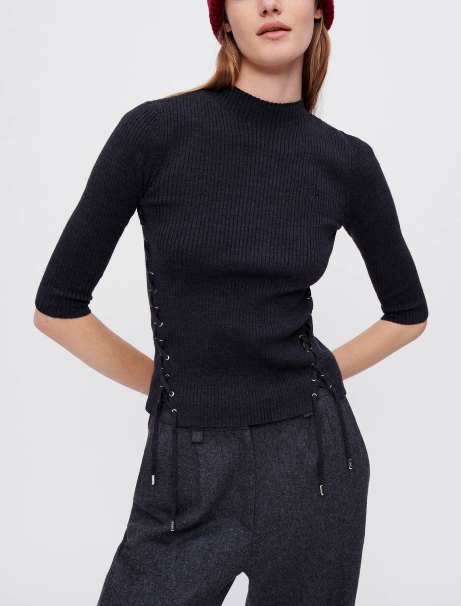Körpernaher Pullover mit silbernen Ösen