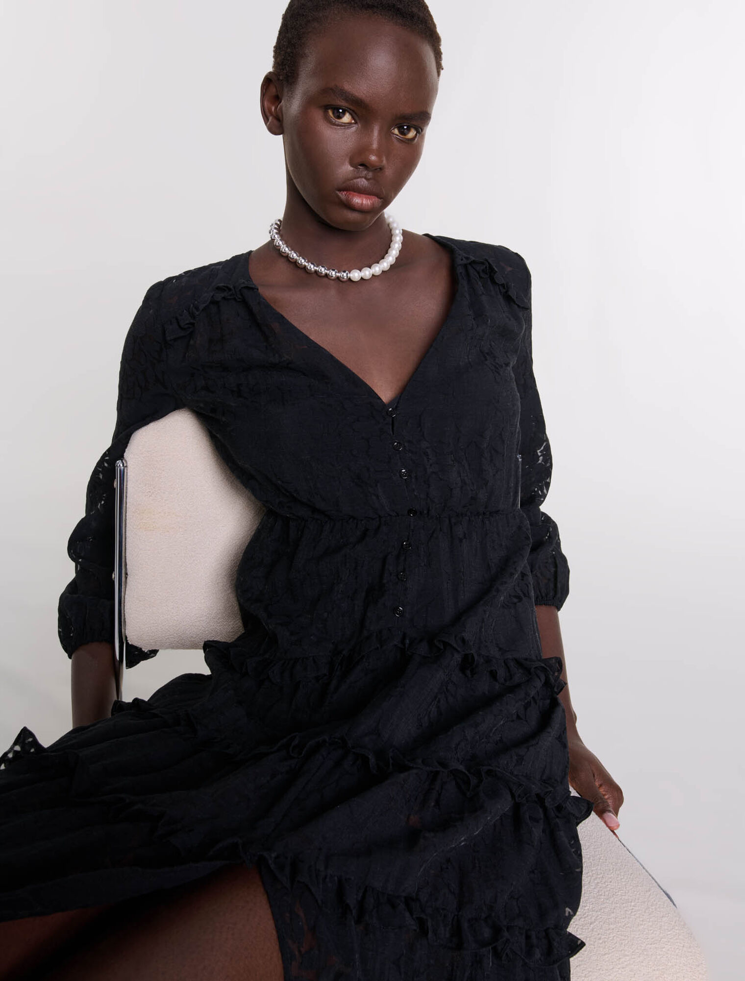 Langes Rüschenkleid mit Muster