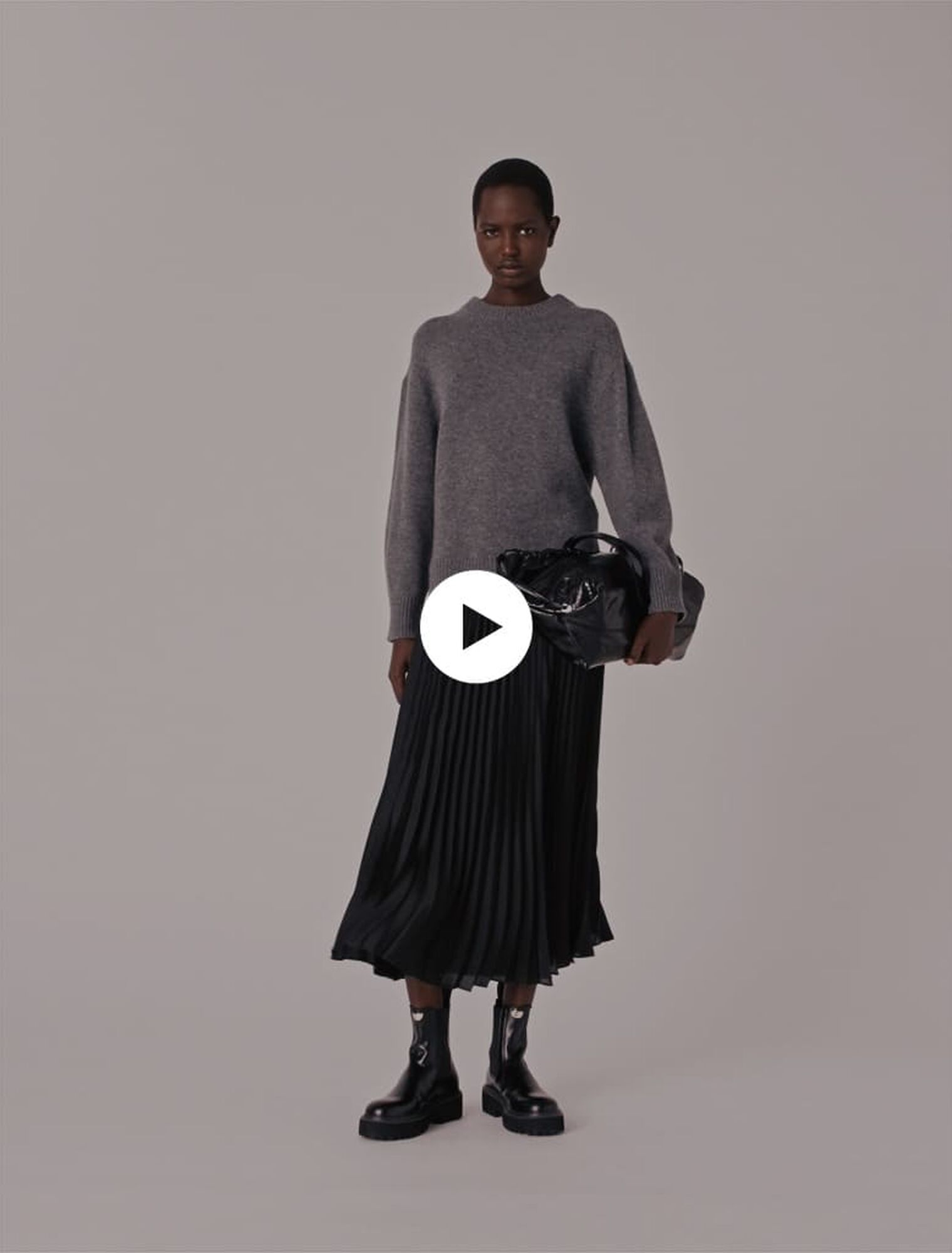 Langes Kleid im Materialmix