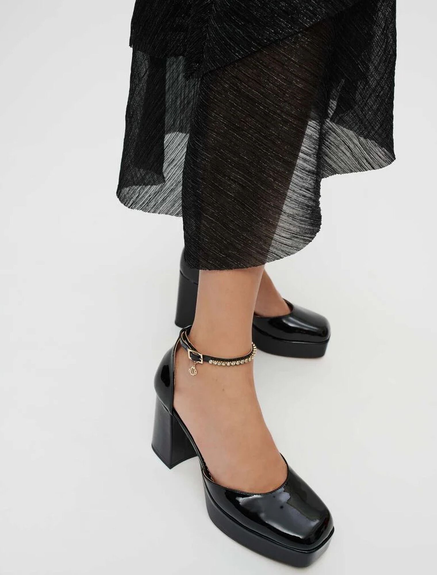 Lackpumps mit Plateau