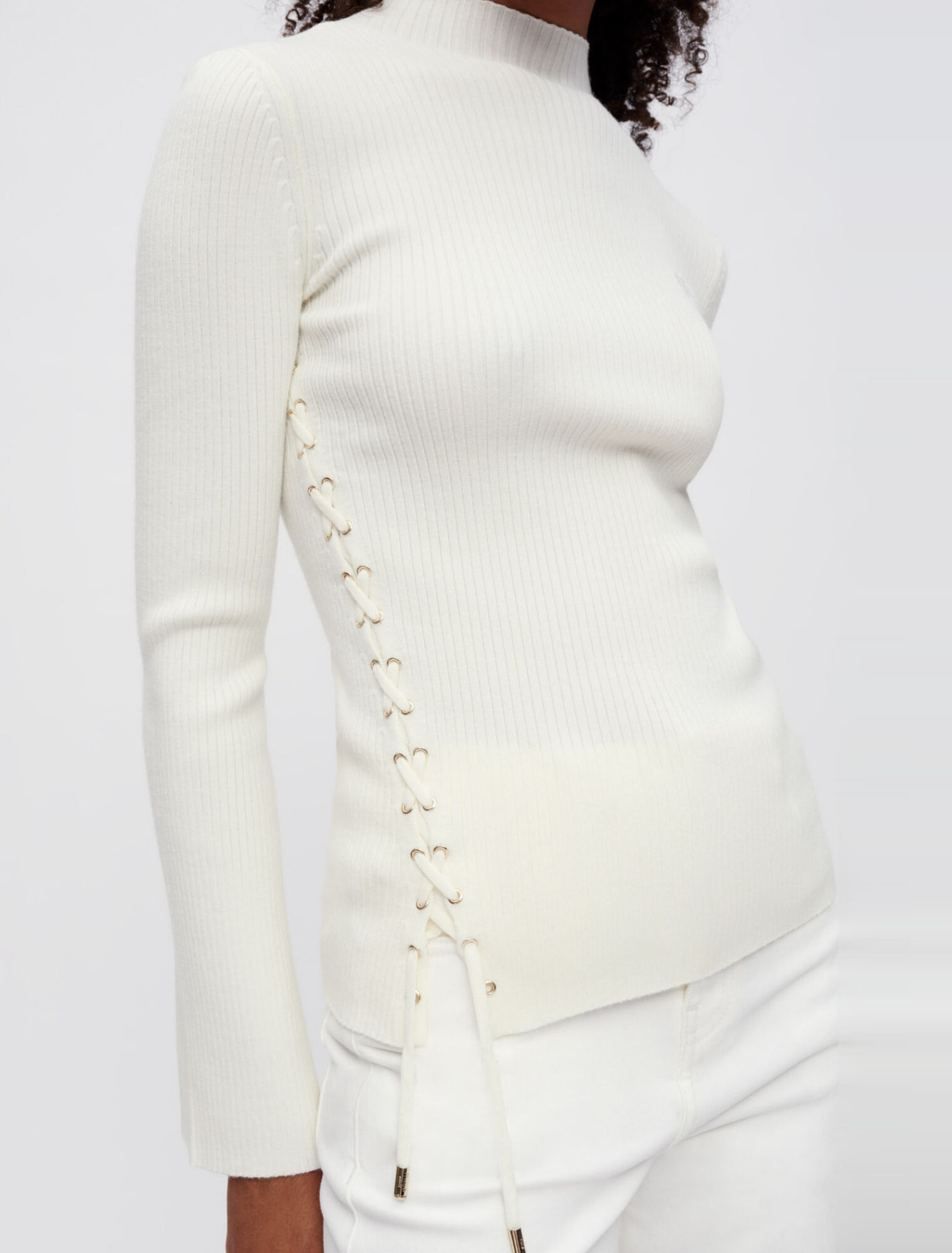 Gerippter Pullover, Metallösen in Gold
