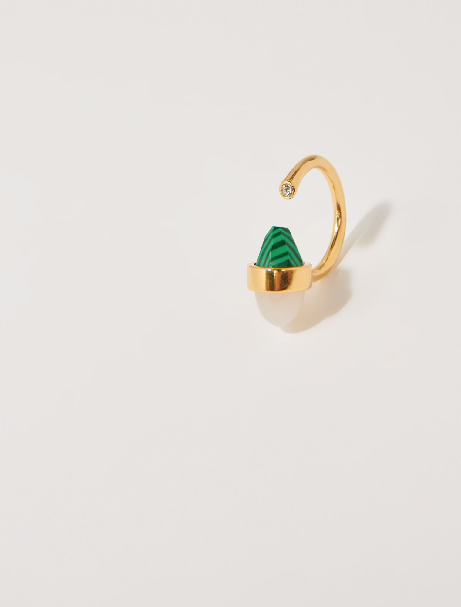 Mit einem Stein verzierter Ring