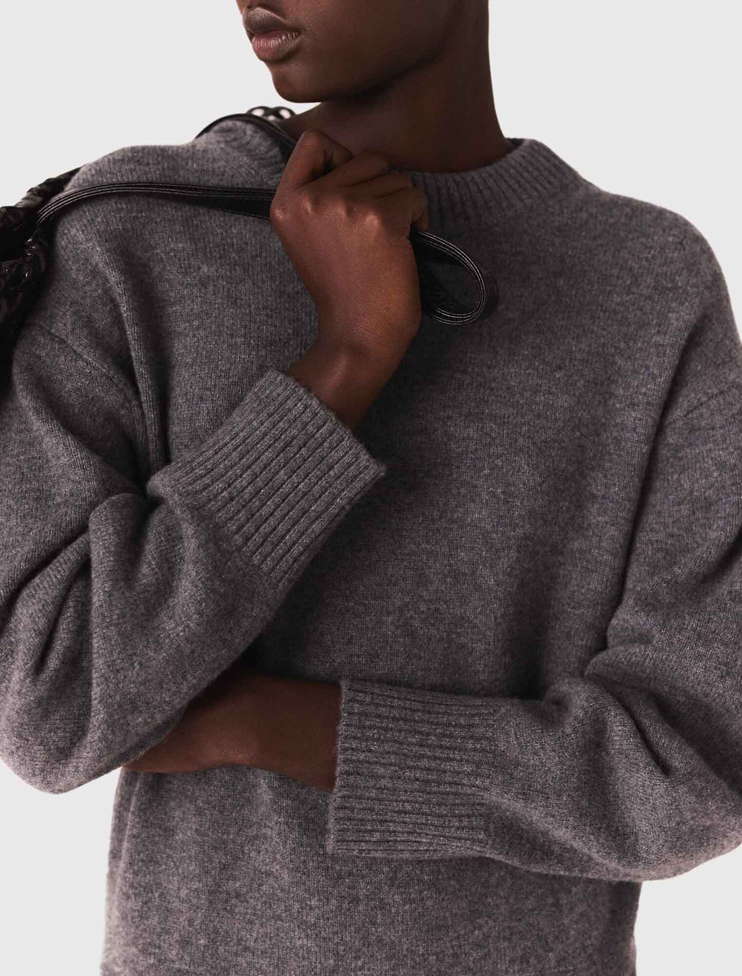 Langes Kleid im Materialmix