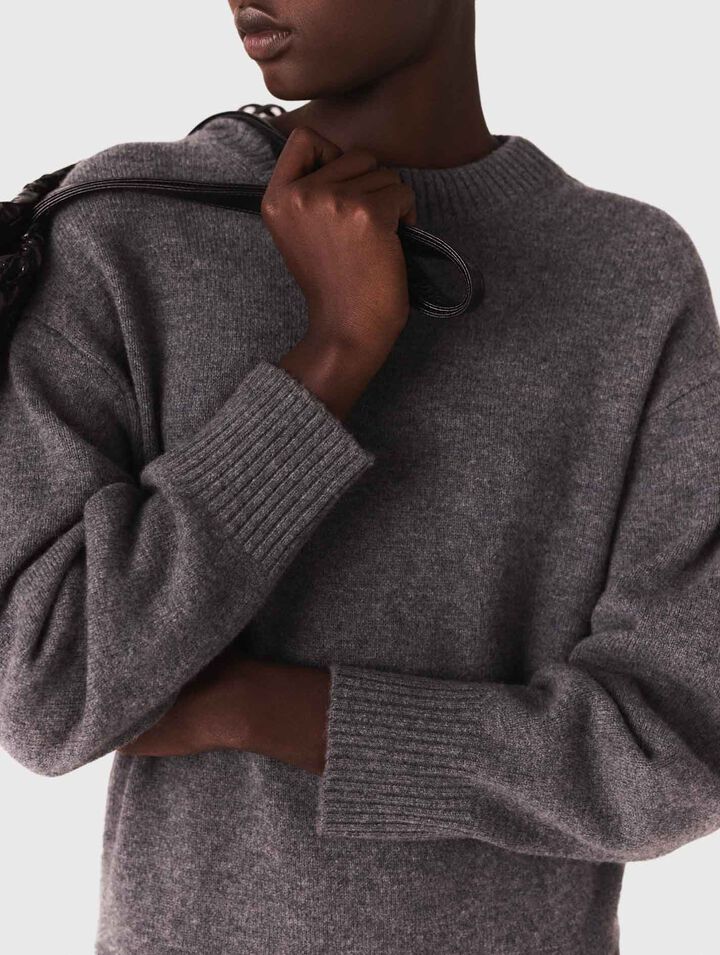 Langes Kleid im Materialmix