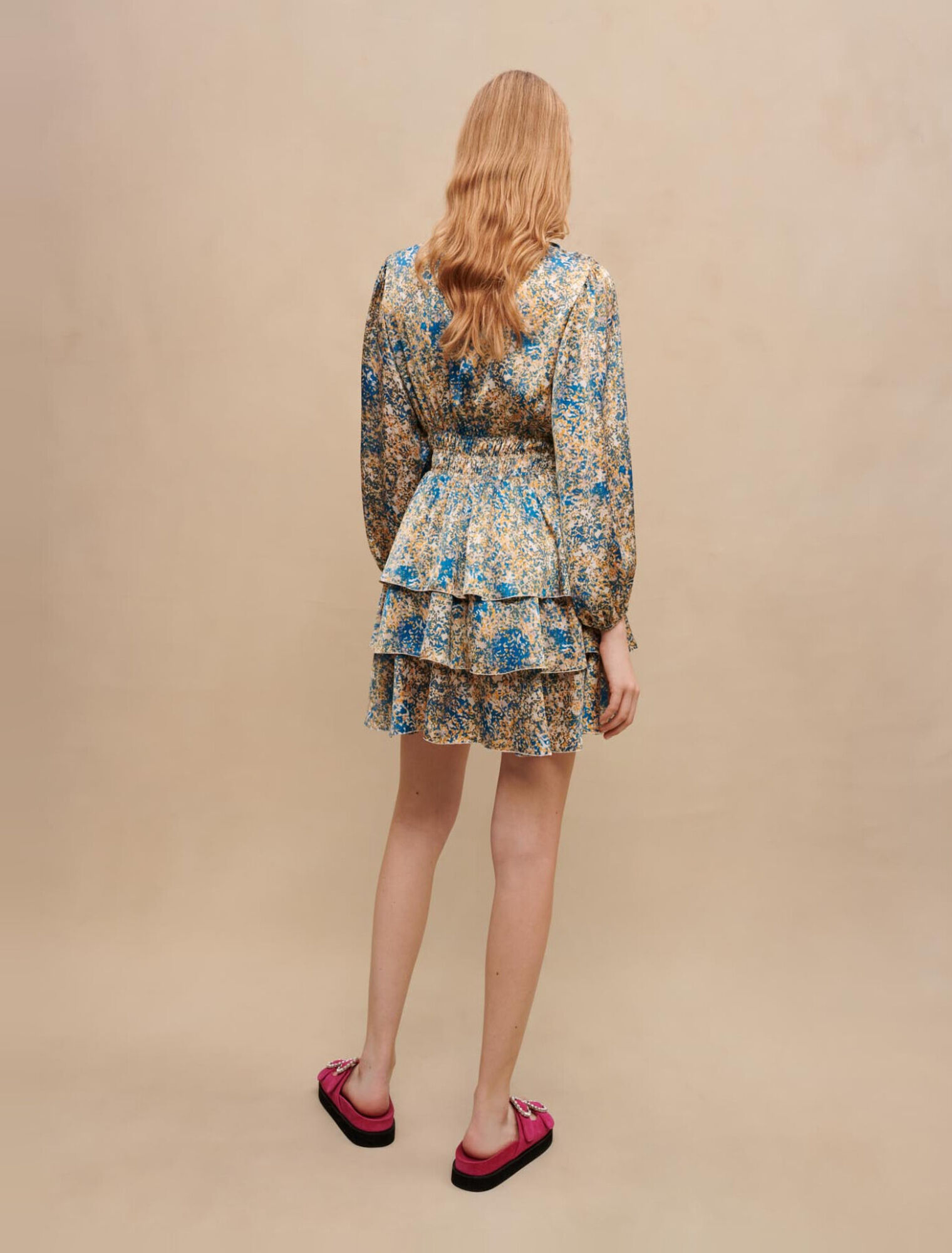 Kurzes Kleid mit abstraktem Druck