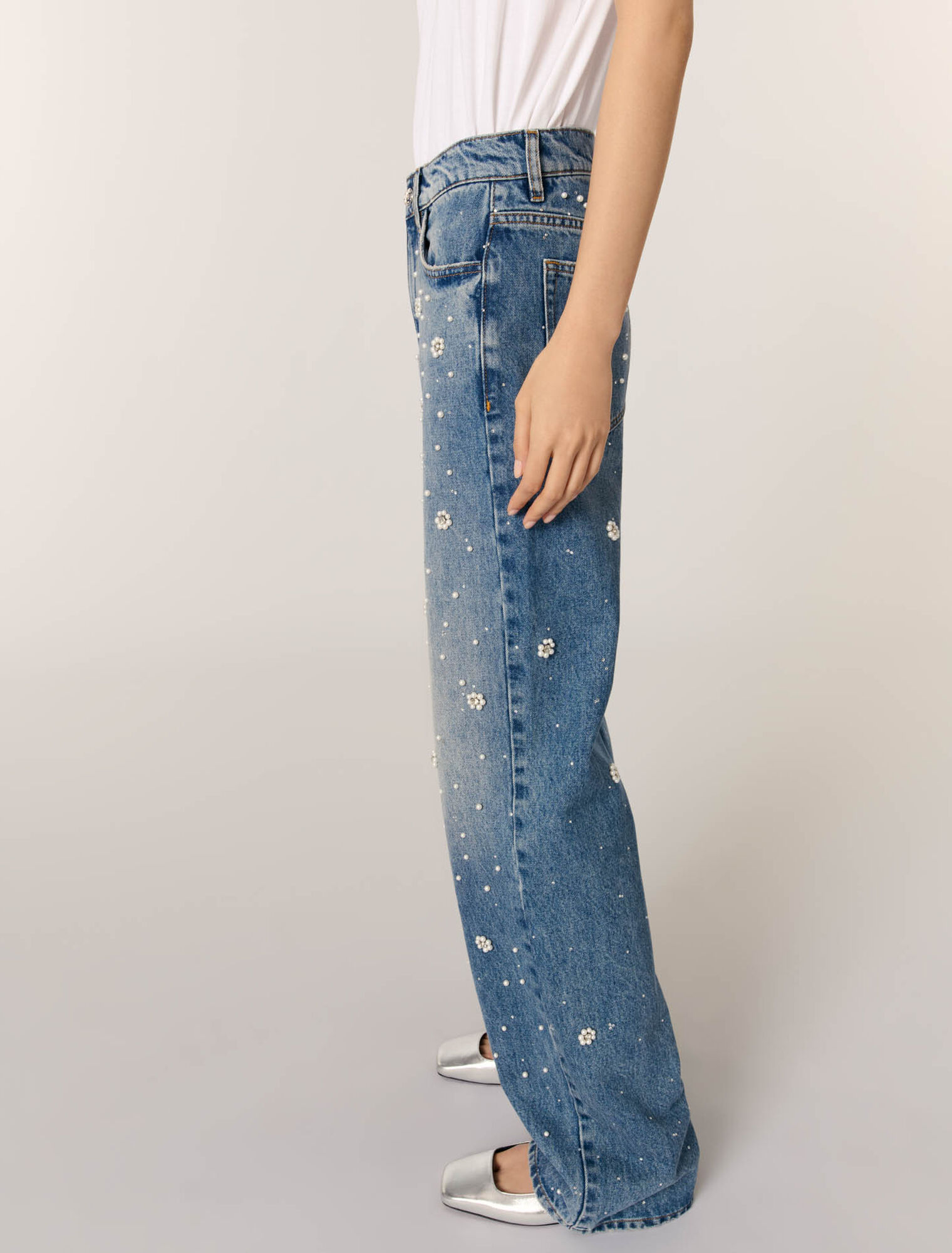 Weite Jeans mit Stickereien