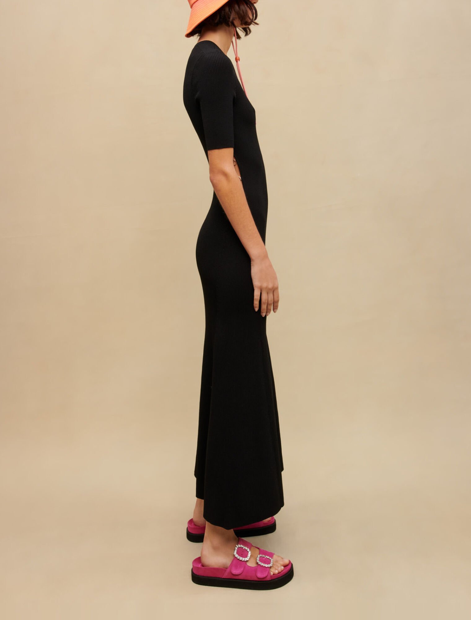 Langes, schwarzes Kleid mit Cut-out