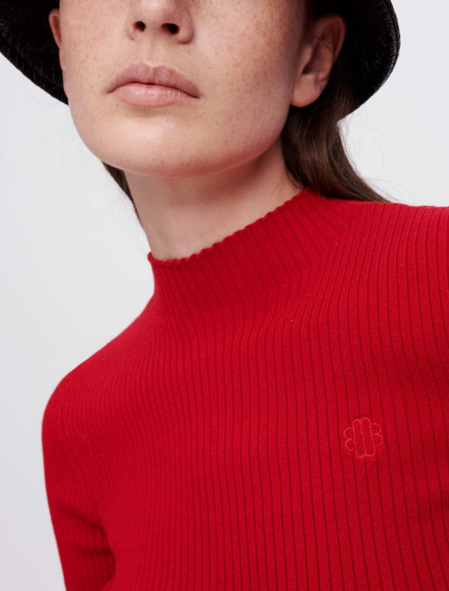 Körpernaher Pullover mit silbernen Ösen