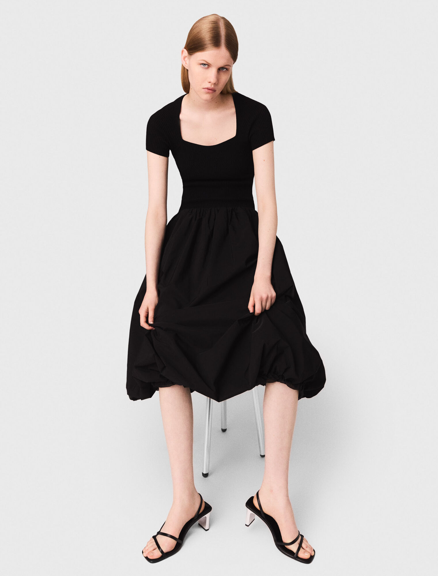 Langes Kleid aus Strick und Taffeta