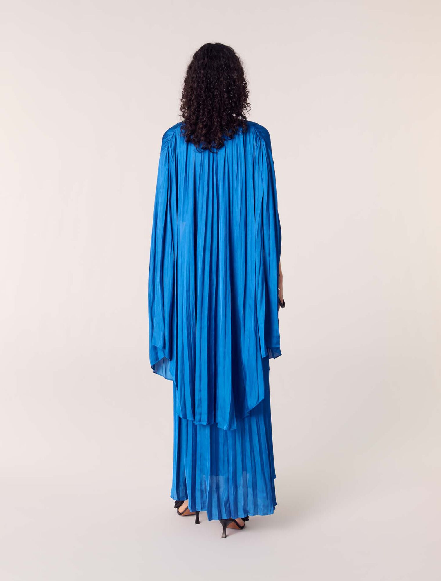 Langes plissiertes Satinkleid mit Cape