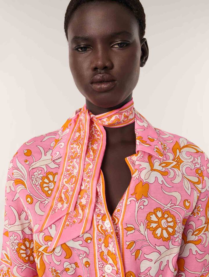 Fließendes kurzes Kleid mit Print
