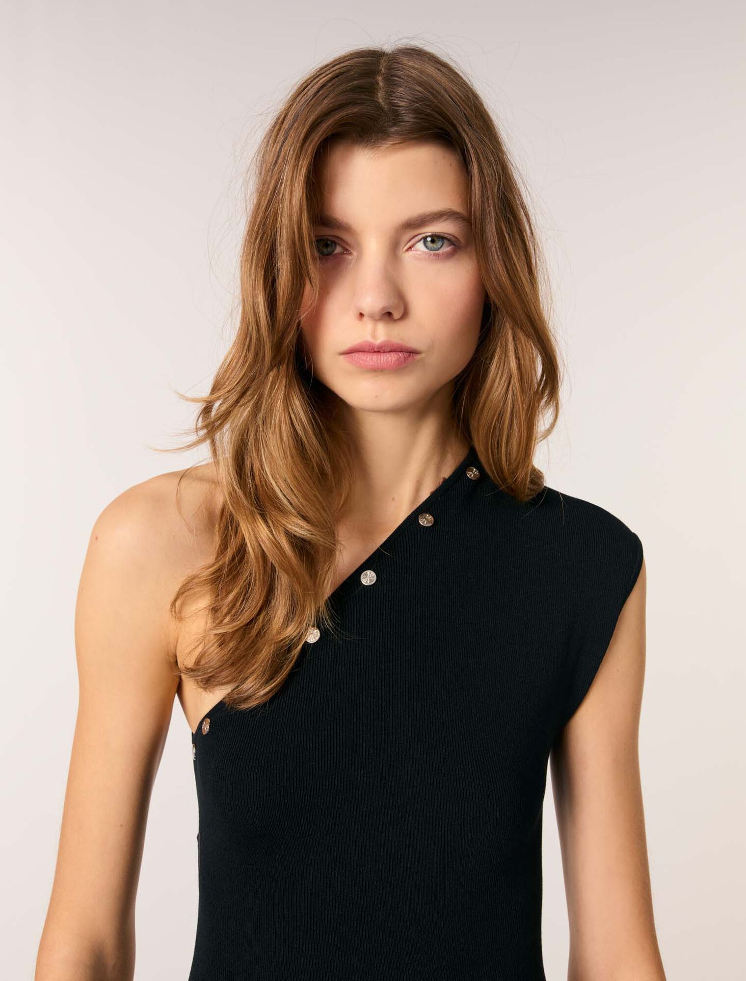 Langes asymmetrisches Strickkleid