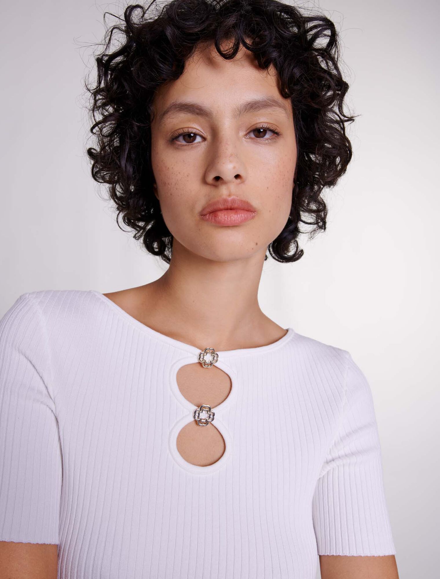 Strick-Top mit Lochmuster & Schmuck