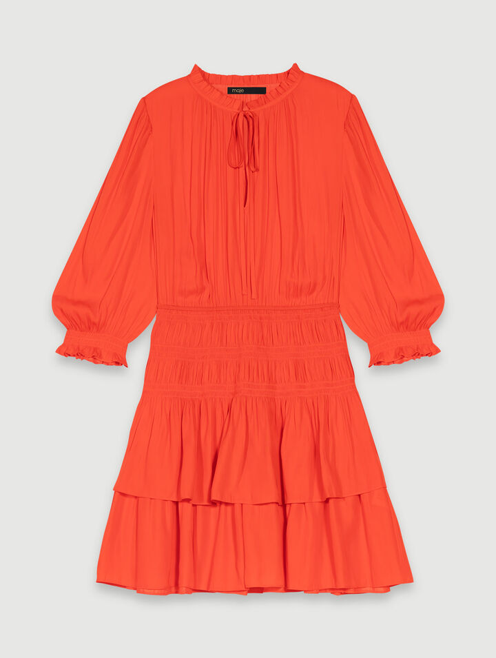 Kurzes, gesmoktes Kleid aus Satin