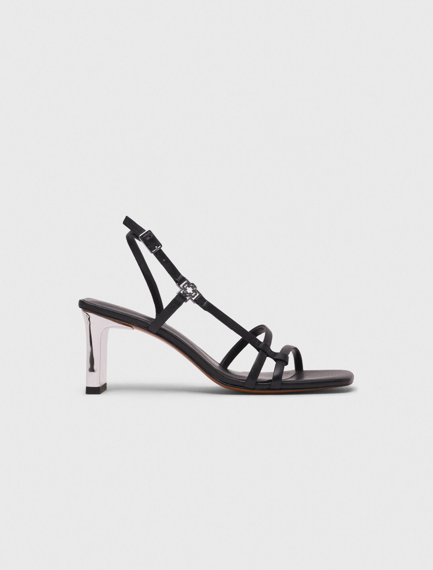 Sandale mit Riemen und Metallabsatz