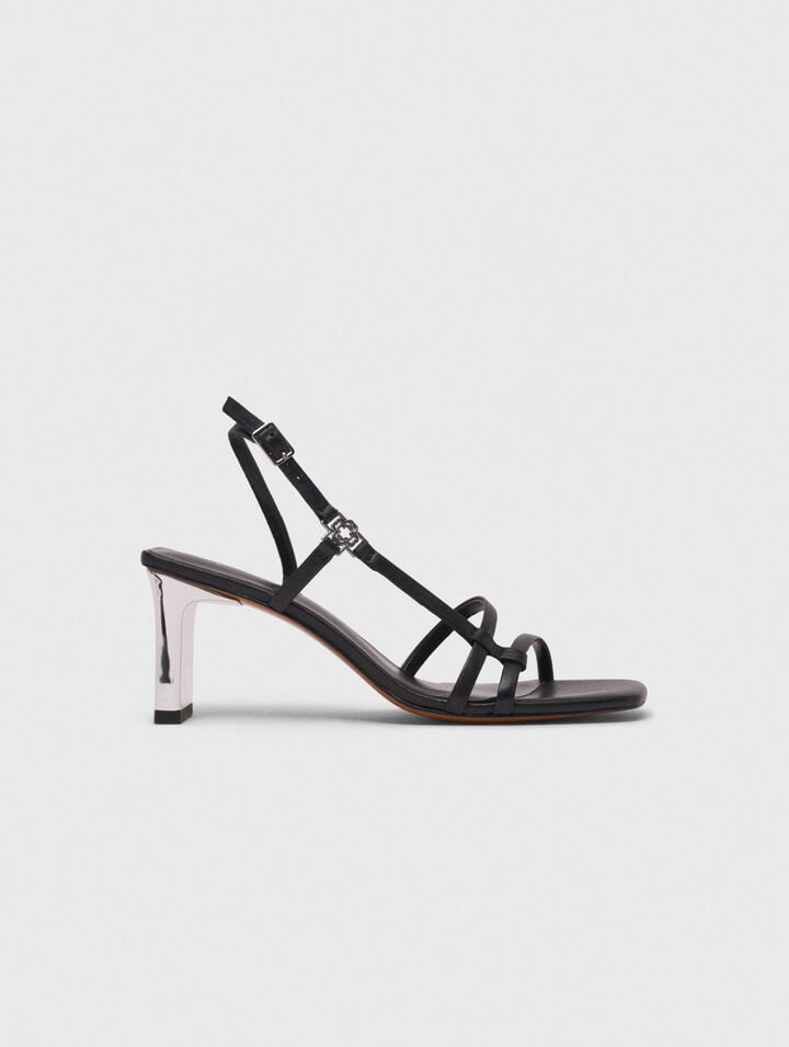 Sandale mit Riemen und Metallabsatz