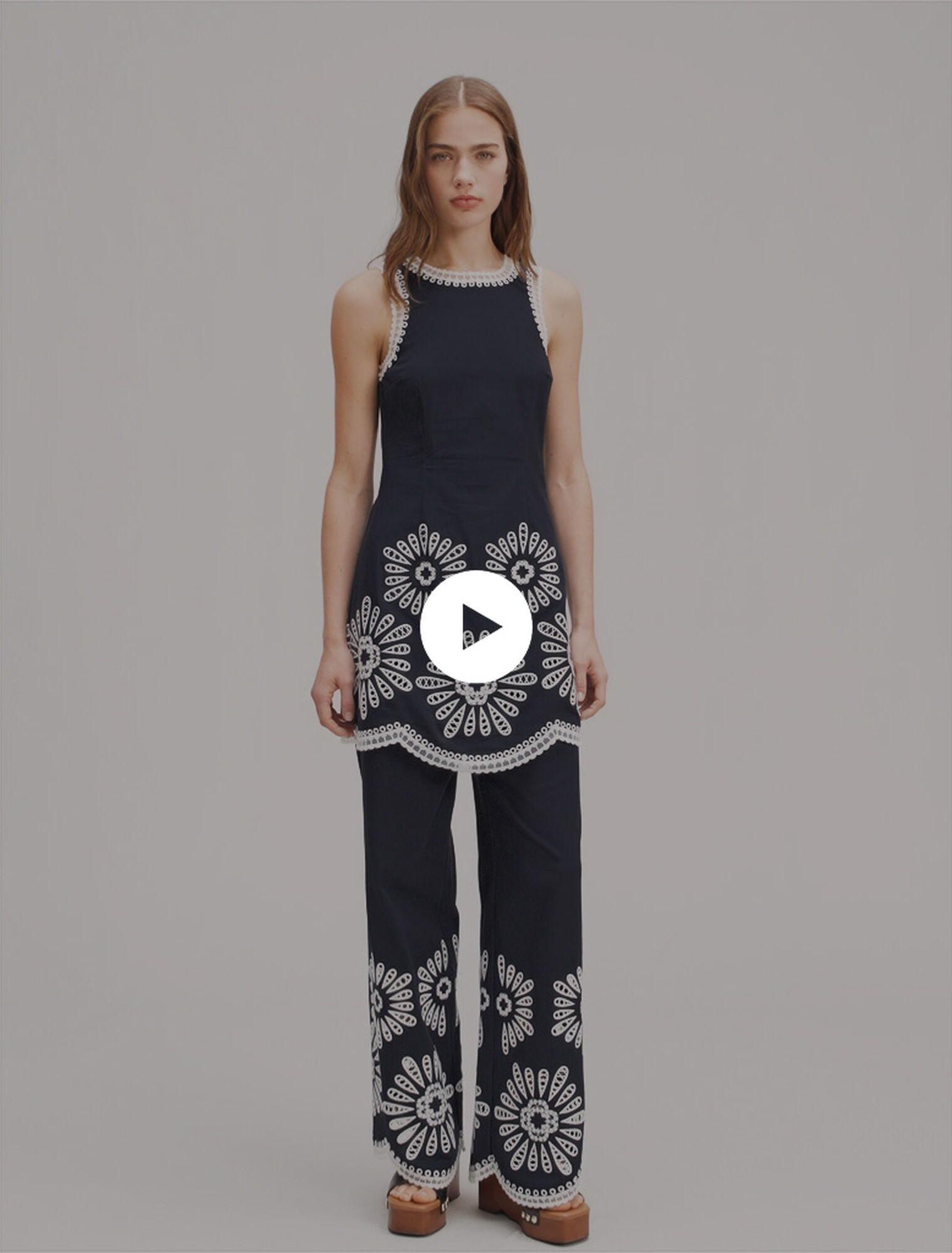 Kurzes Kleid mit Häkeldetails