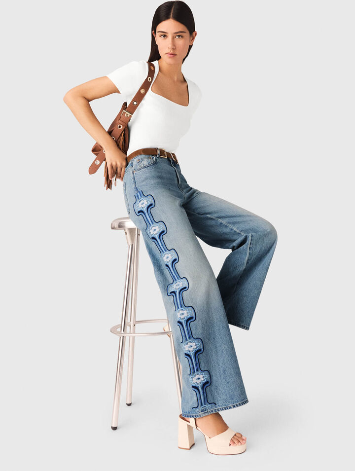 Weite Jeans mit Blumenstickerei