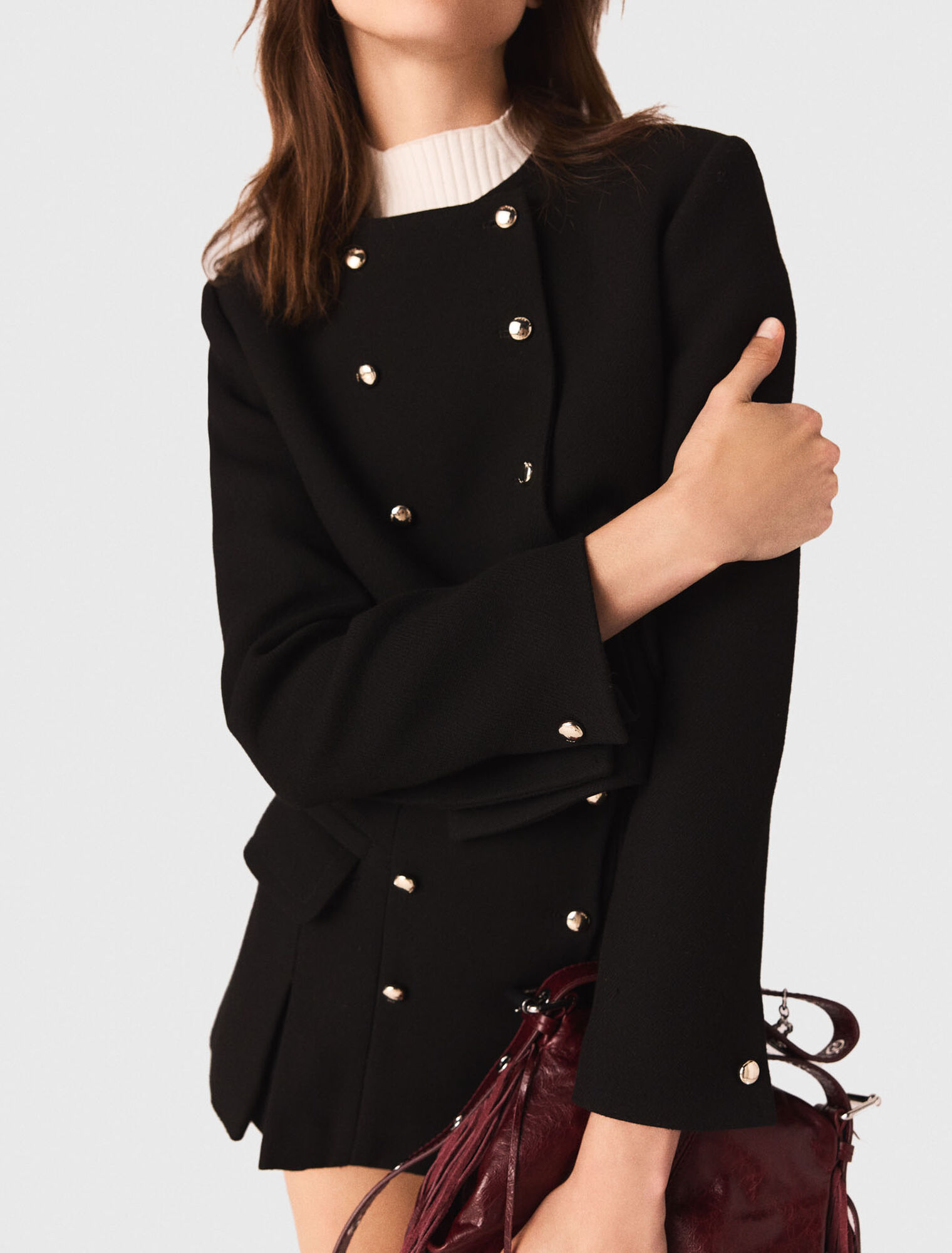Kurze Jacke mit goldenen Knöpfen