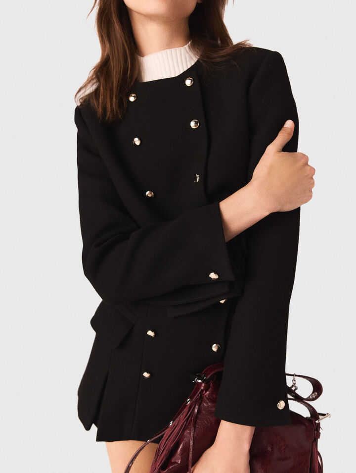 Kurze Jacke mit goldenen Knöpfen