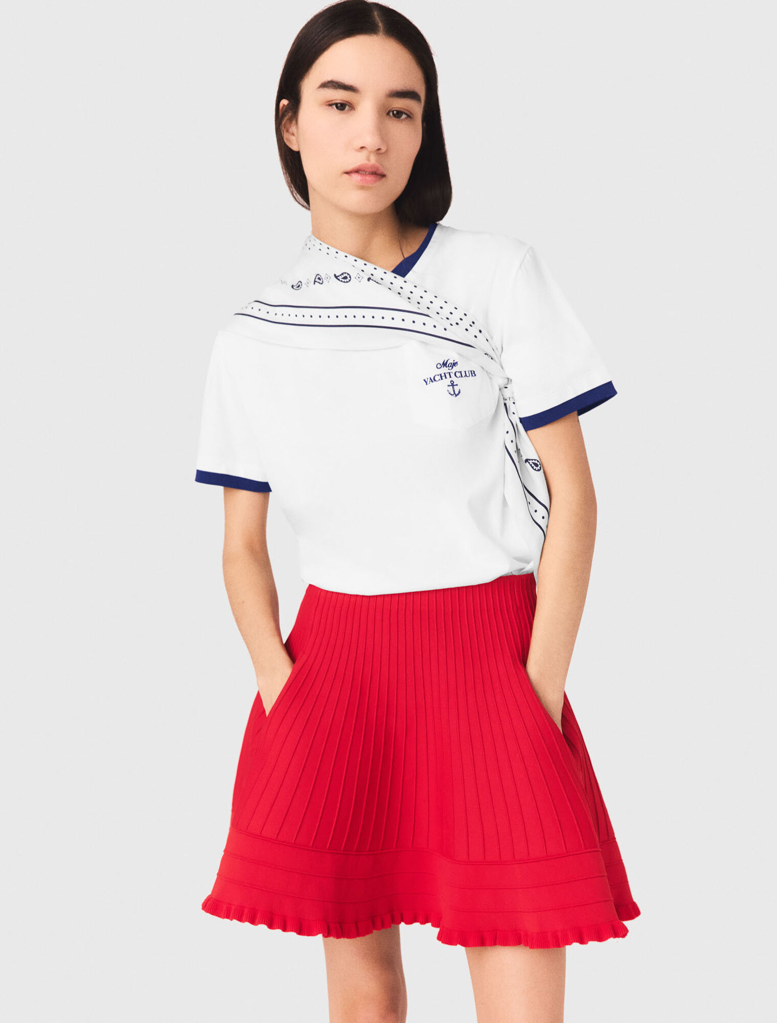 Kurzer Rock aus Kompaktstrick