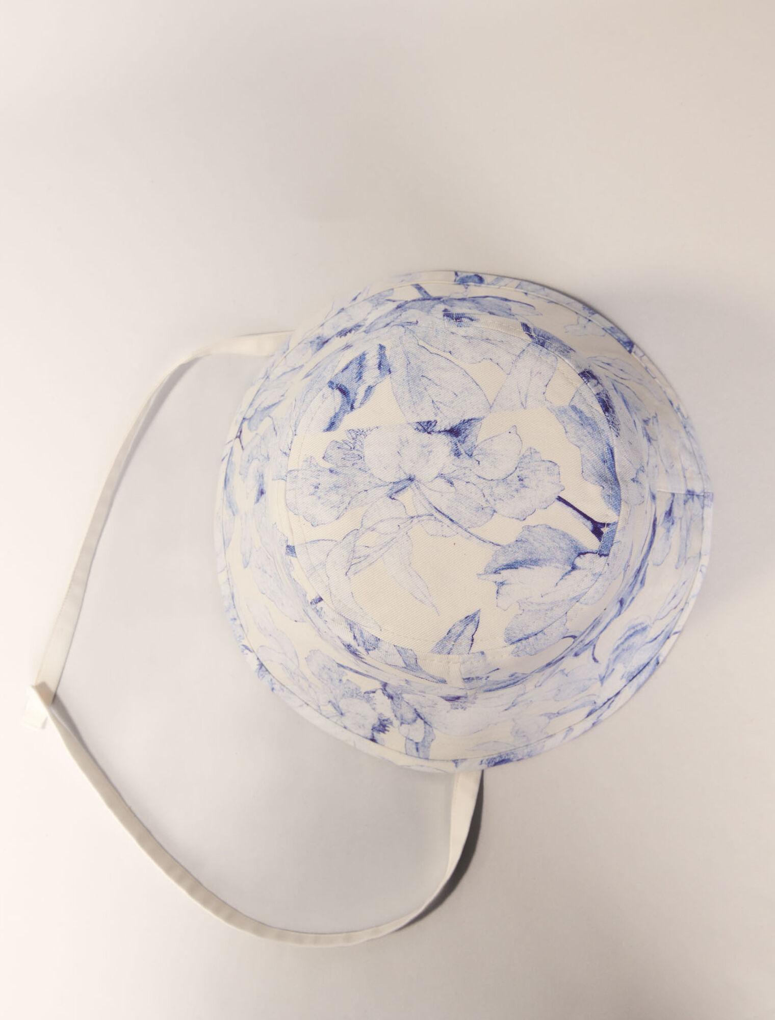 Langer Bob-Hut zum Thema „Aquarell“