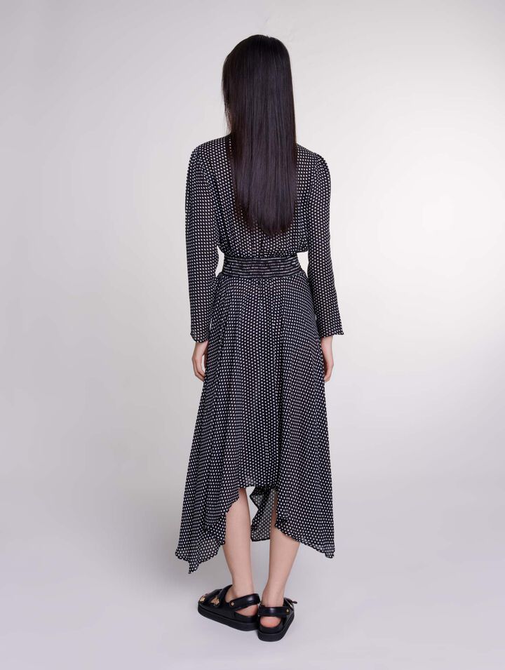 Mittellanges, gepunktetes Kleid
