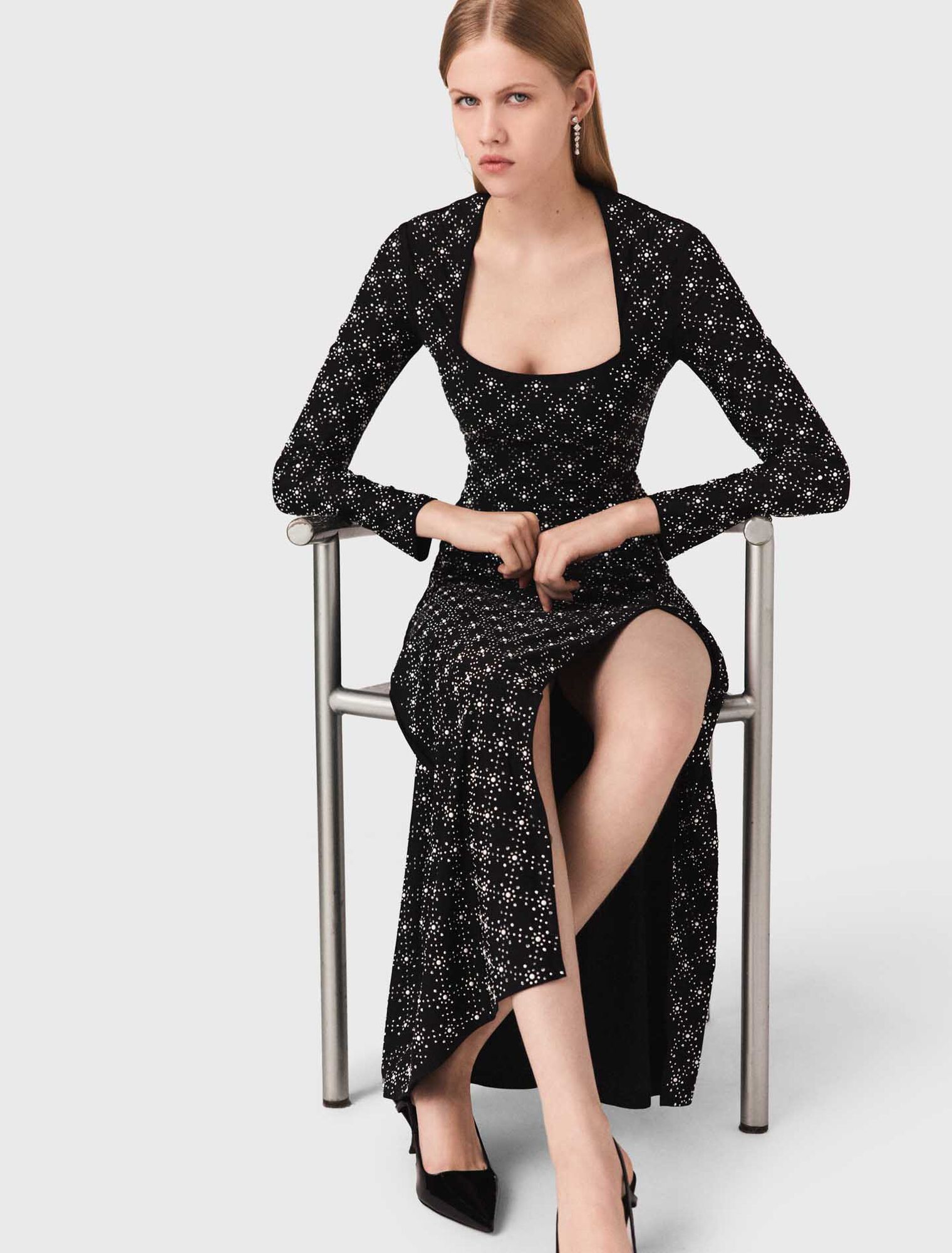 Langes Kleid mit Perlen und Strass