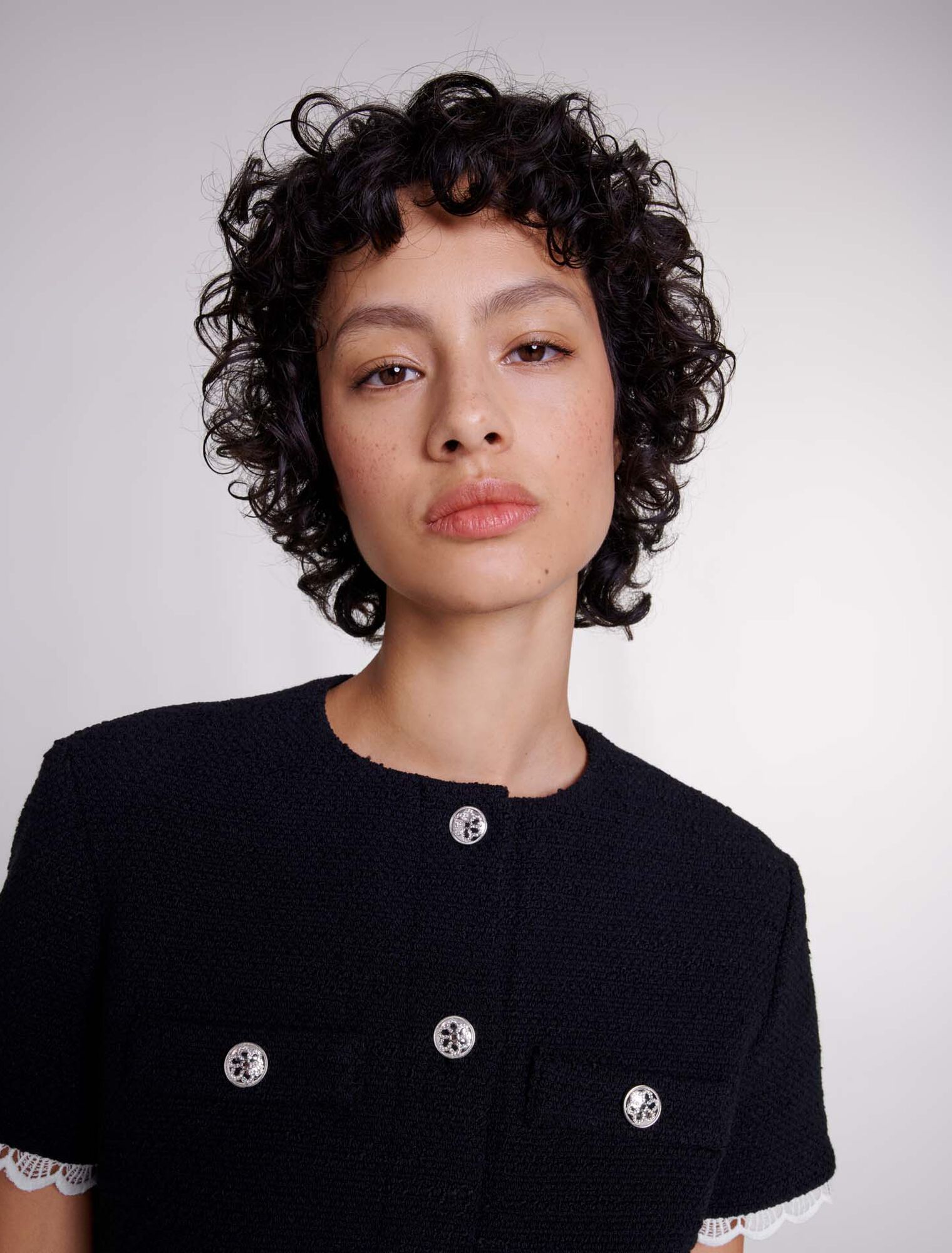 Kurzes Kleid aus Tweed mit Borten