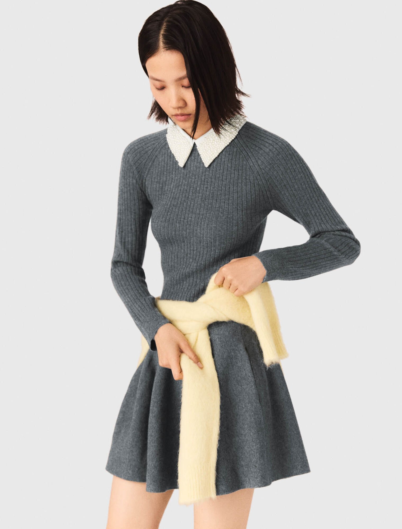 Kurzes Strickkleid mit Perlenkragen